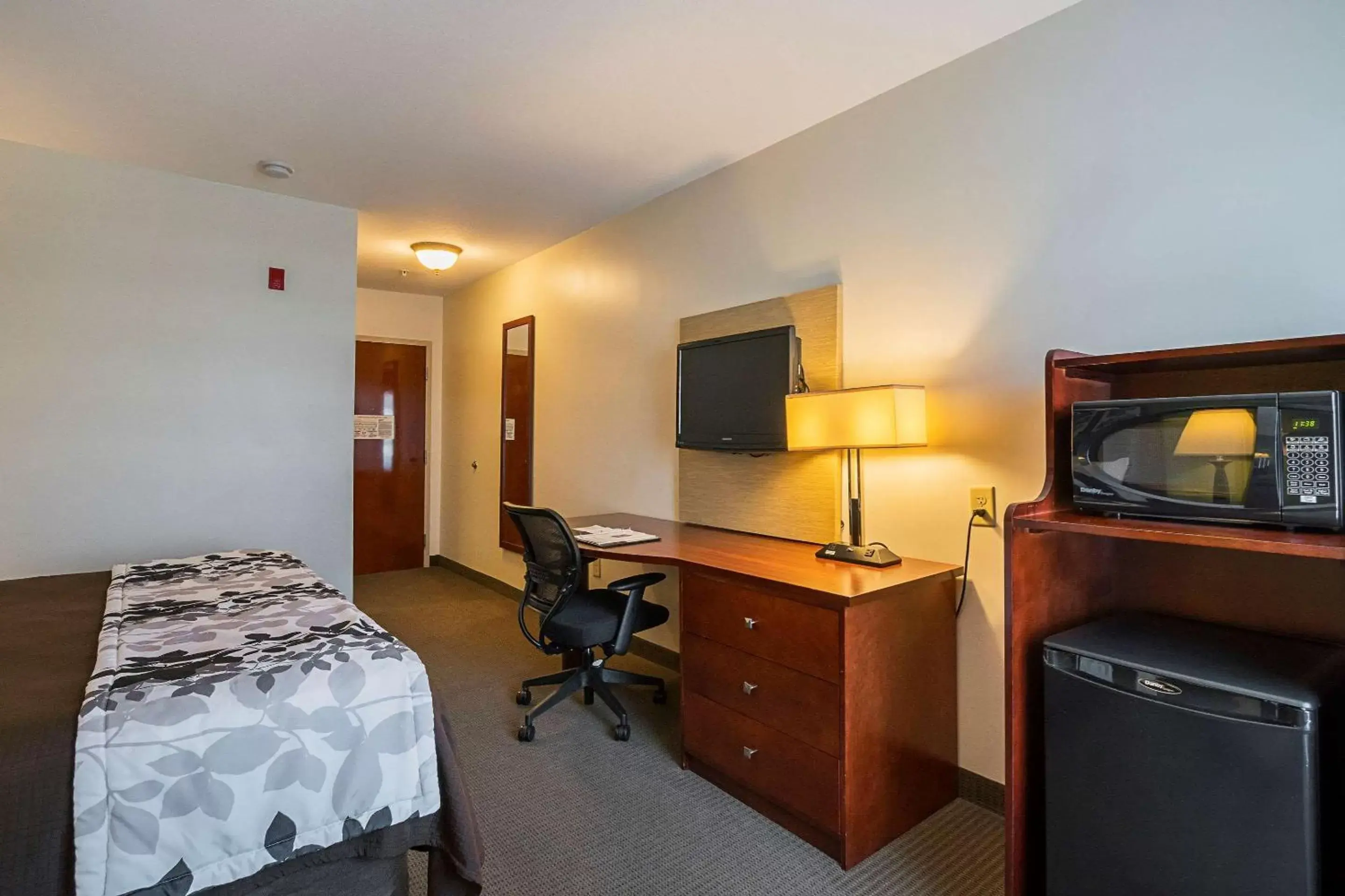 Photo of the whole room, TV/Entertainment Center in Sleep Inn & Suites Manchester