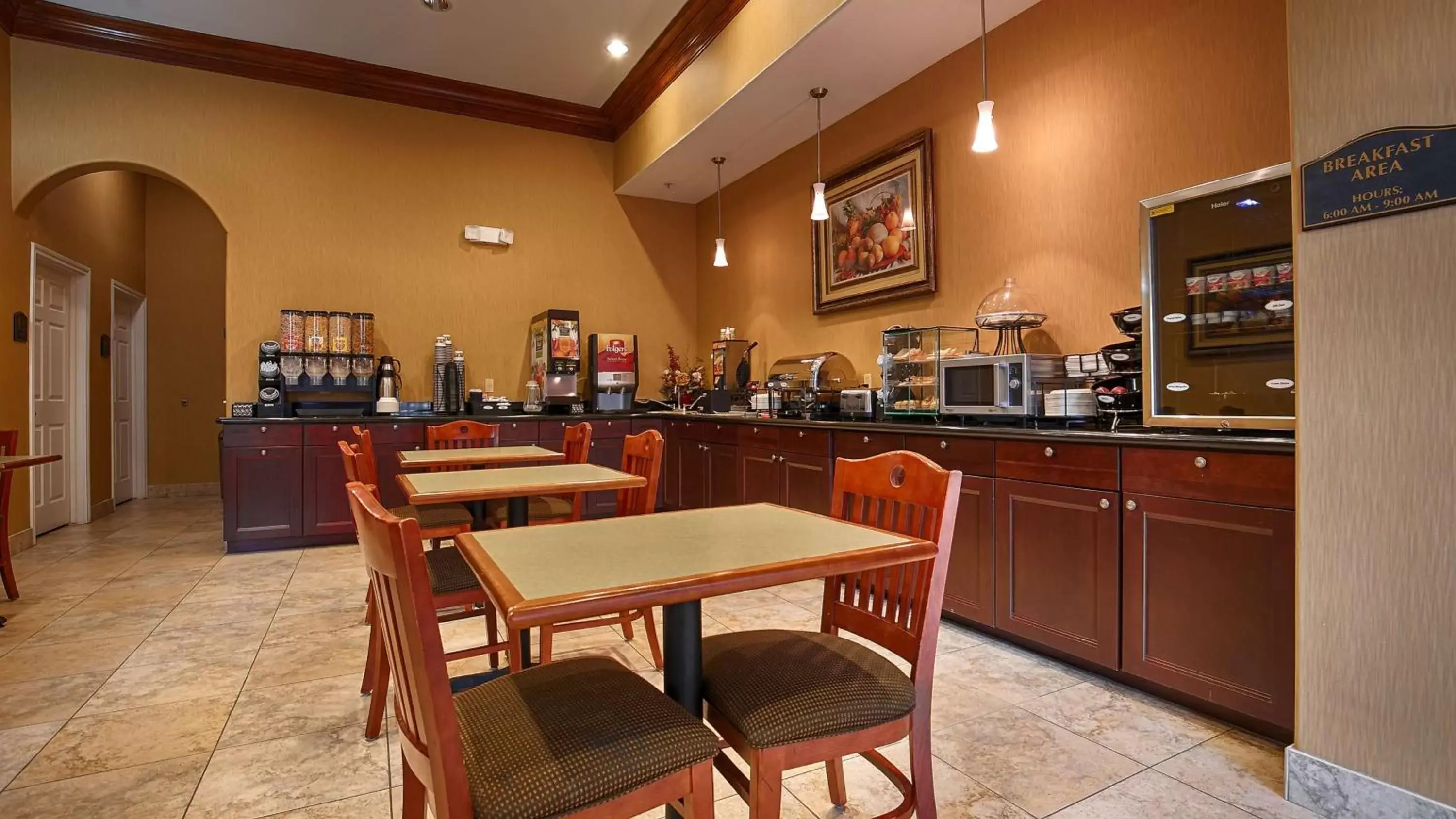 Breakfast in Best Western Plus New Caney Inn & Suites Breakfast in Best Western Plus New Caney Inn & Suites