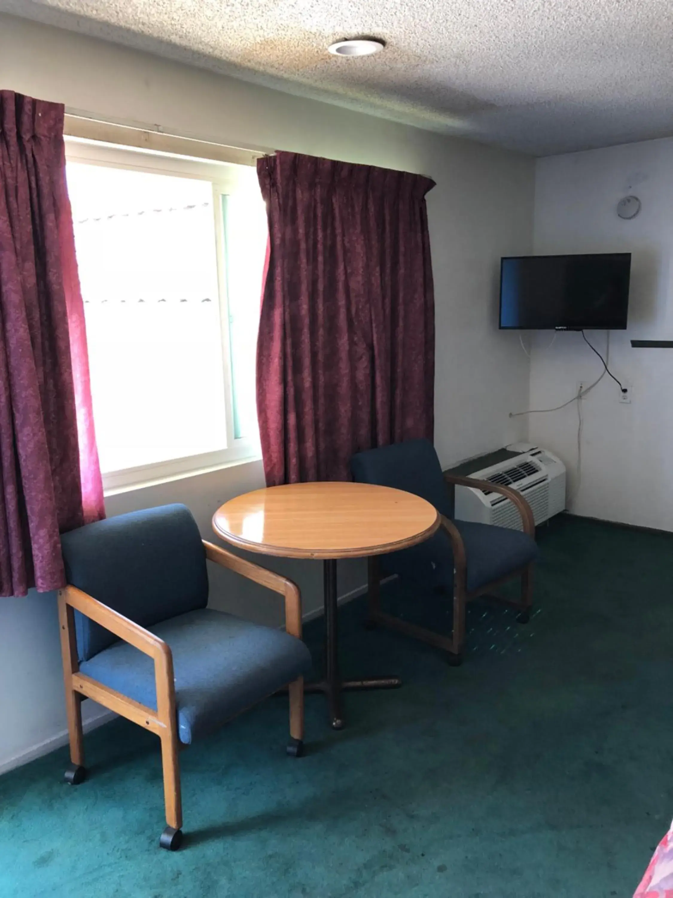 Seating Area in King Lodge Motel