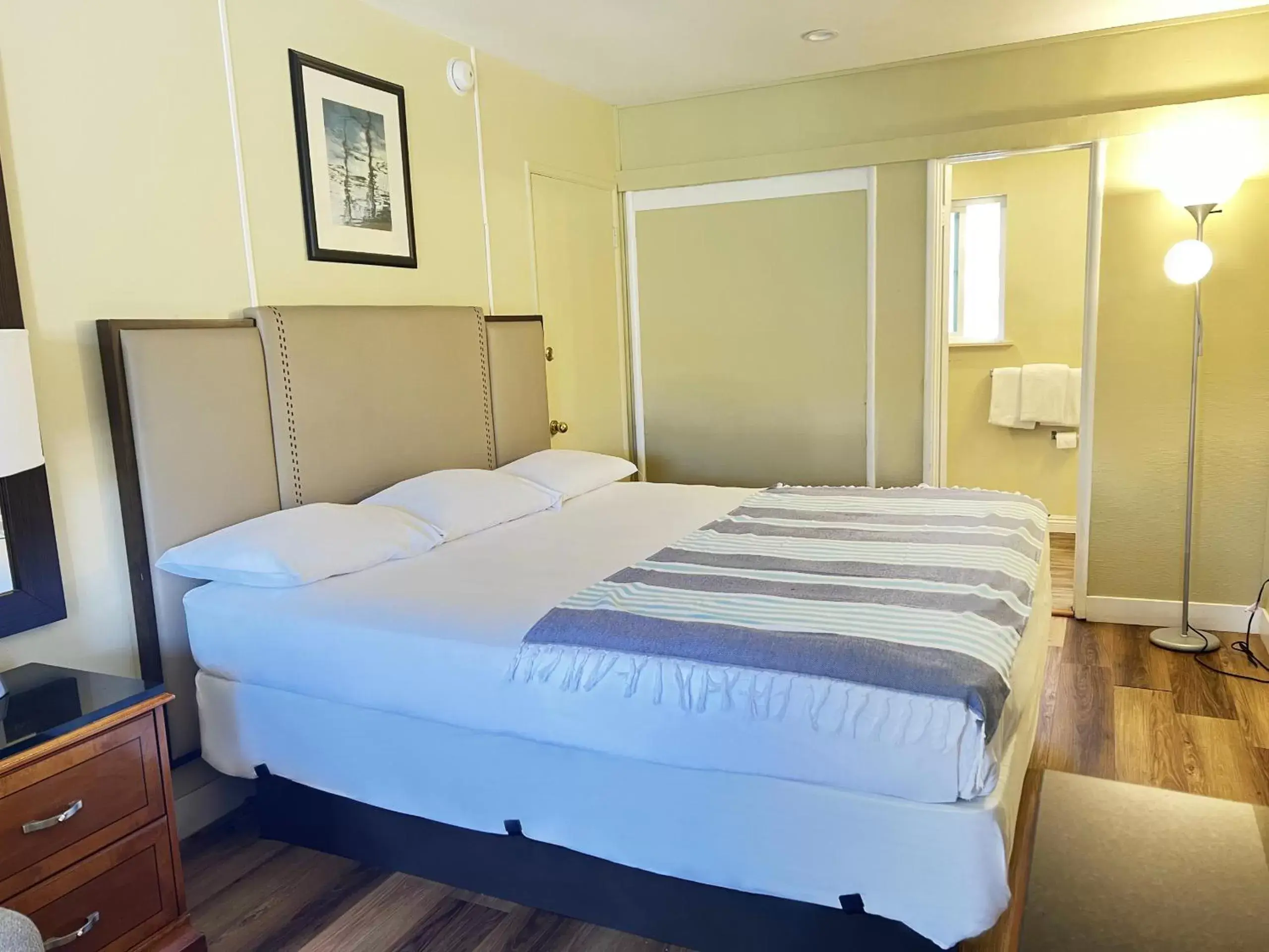 Bedroom, Bed in OMEO Suites Big Bear