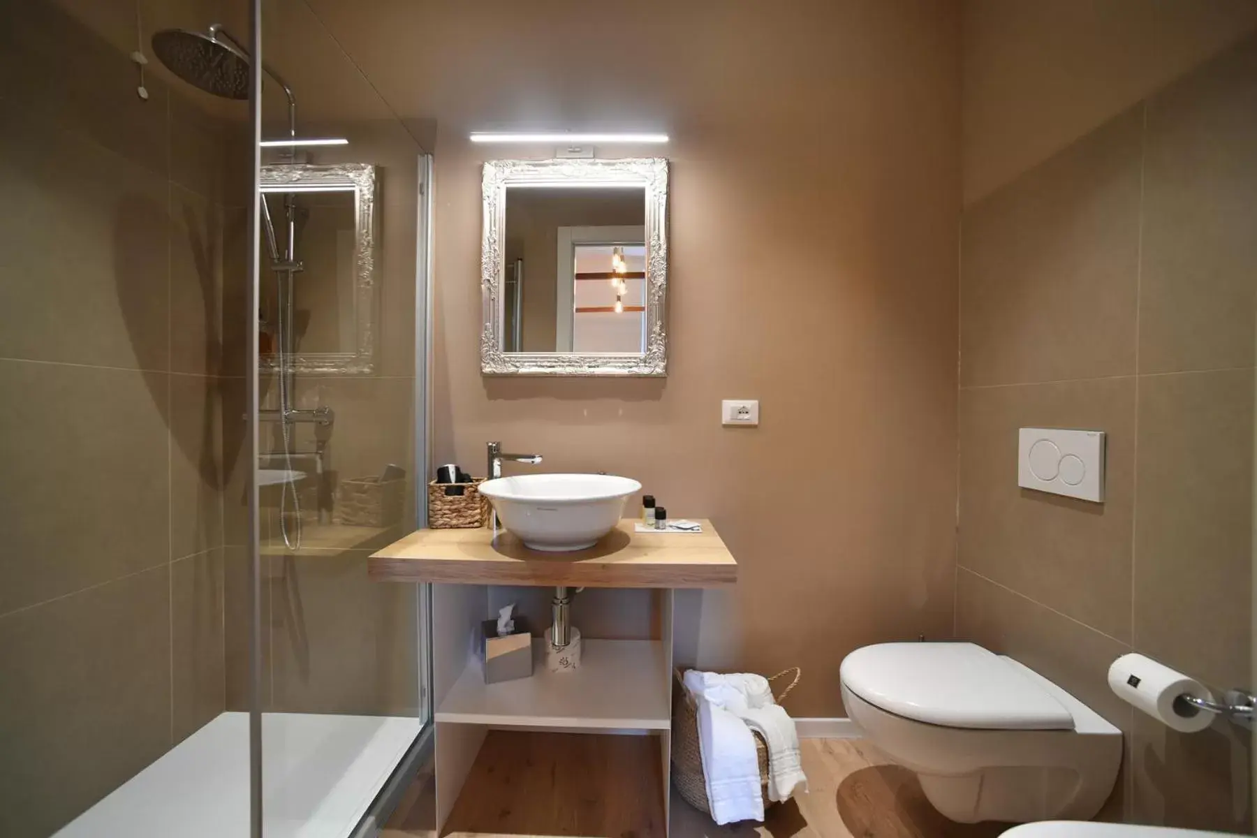 Bathroom in Lainez Rooms & Suites