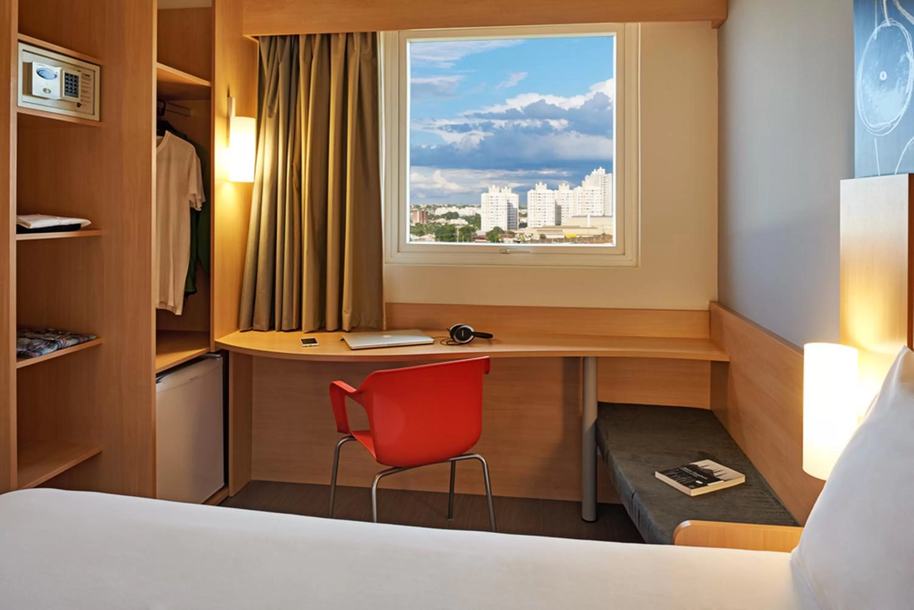 View (from property/room), Bed in ibis Londrina Shopping