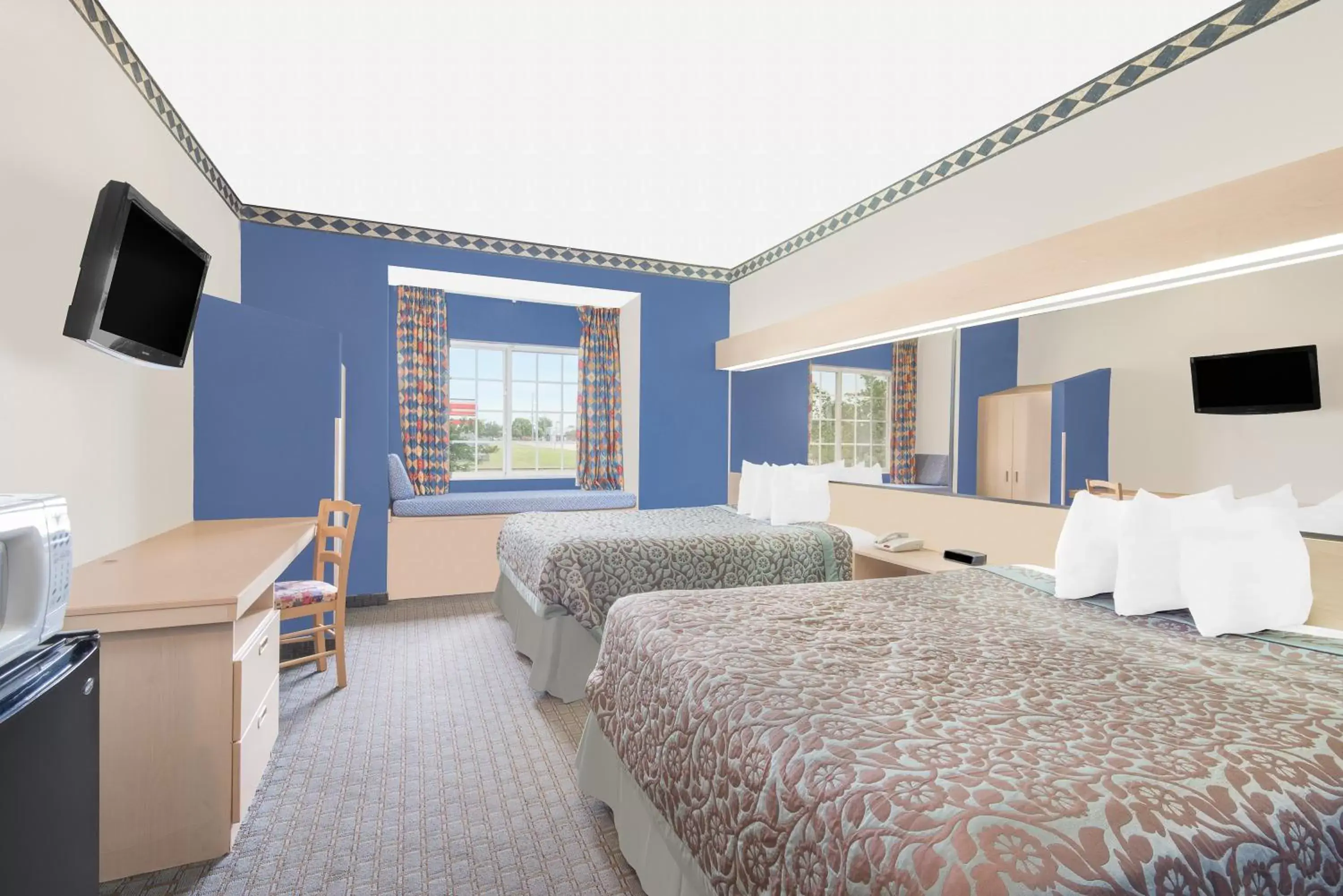 Bedroom in Days Inn & Suites by Wyndham Hutchinson