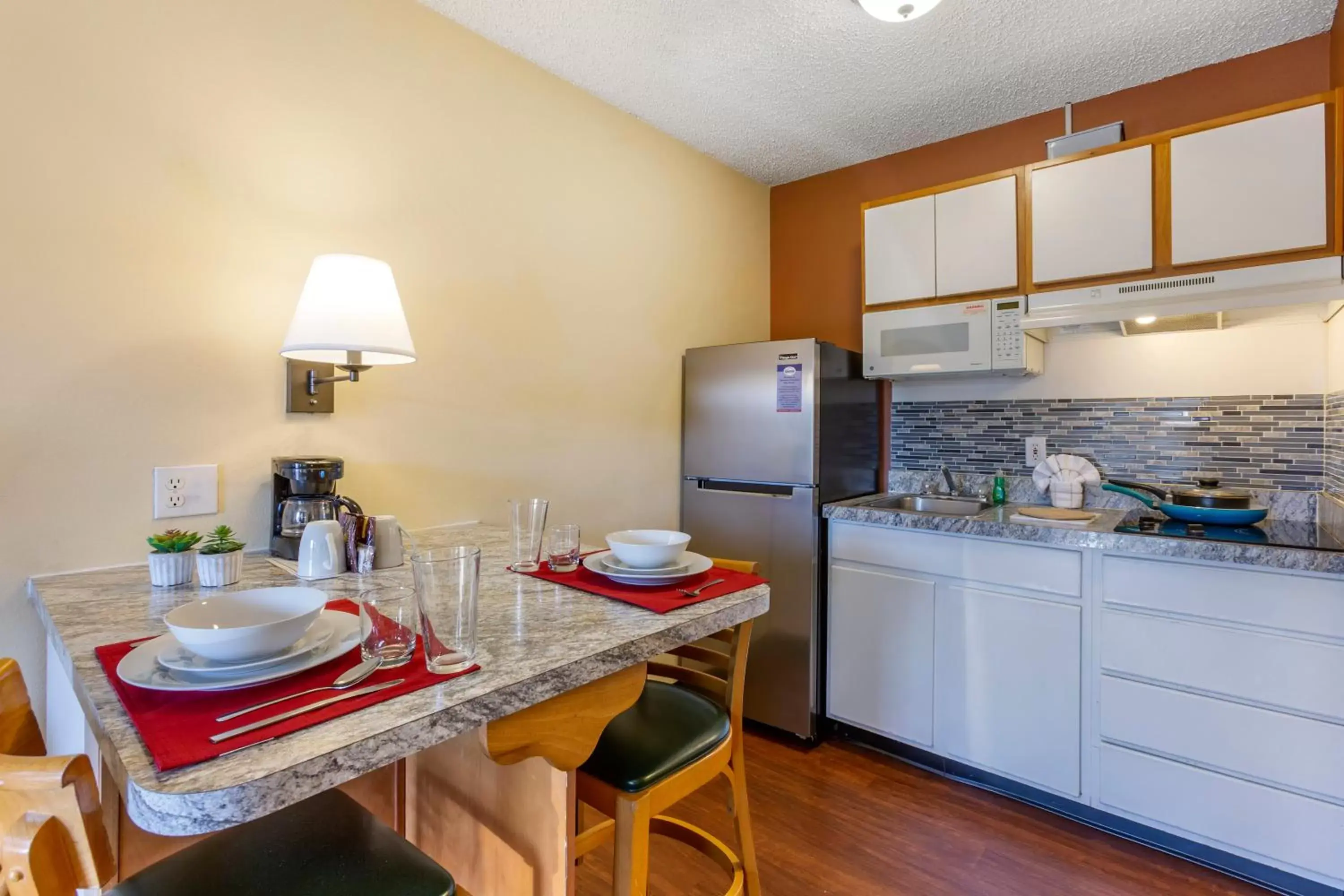 Kitchen or kitchenette, Kitchen/Kitchenette in Suburban Studios