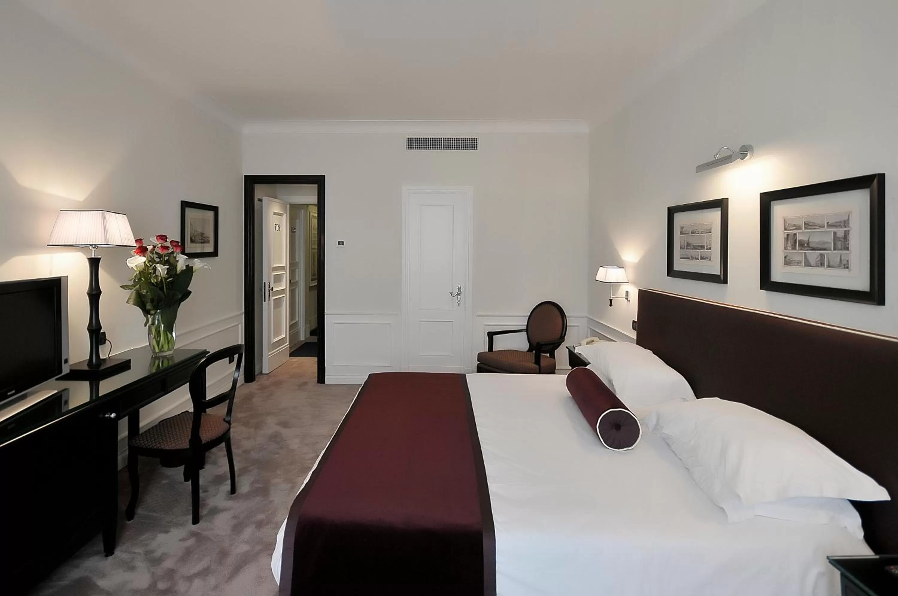 Photo of the whole room, Bed in Grand Hotel Oriente