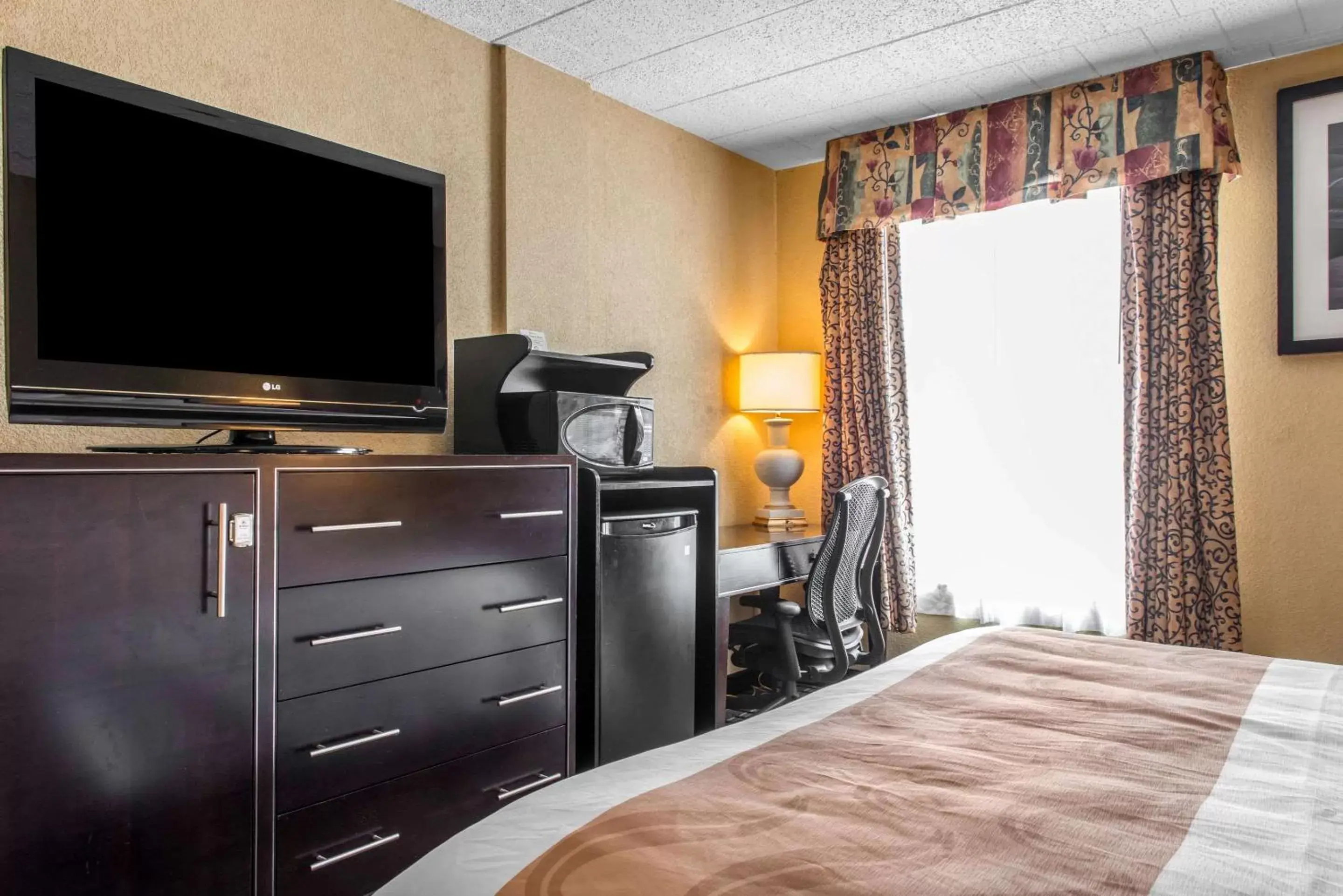 Photo of the whole room, TV/Entertainment Center in Quality Inn New Kensington