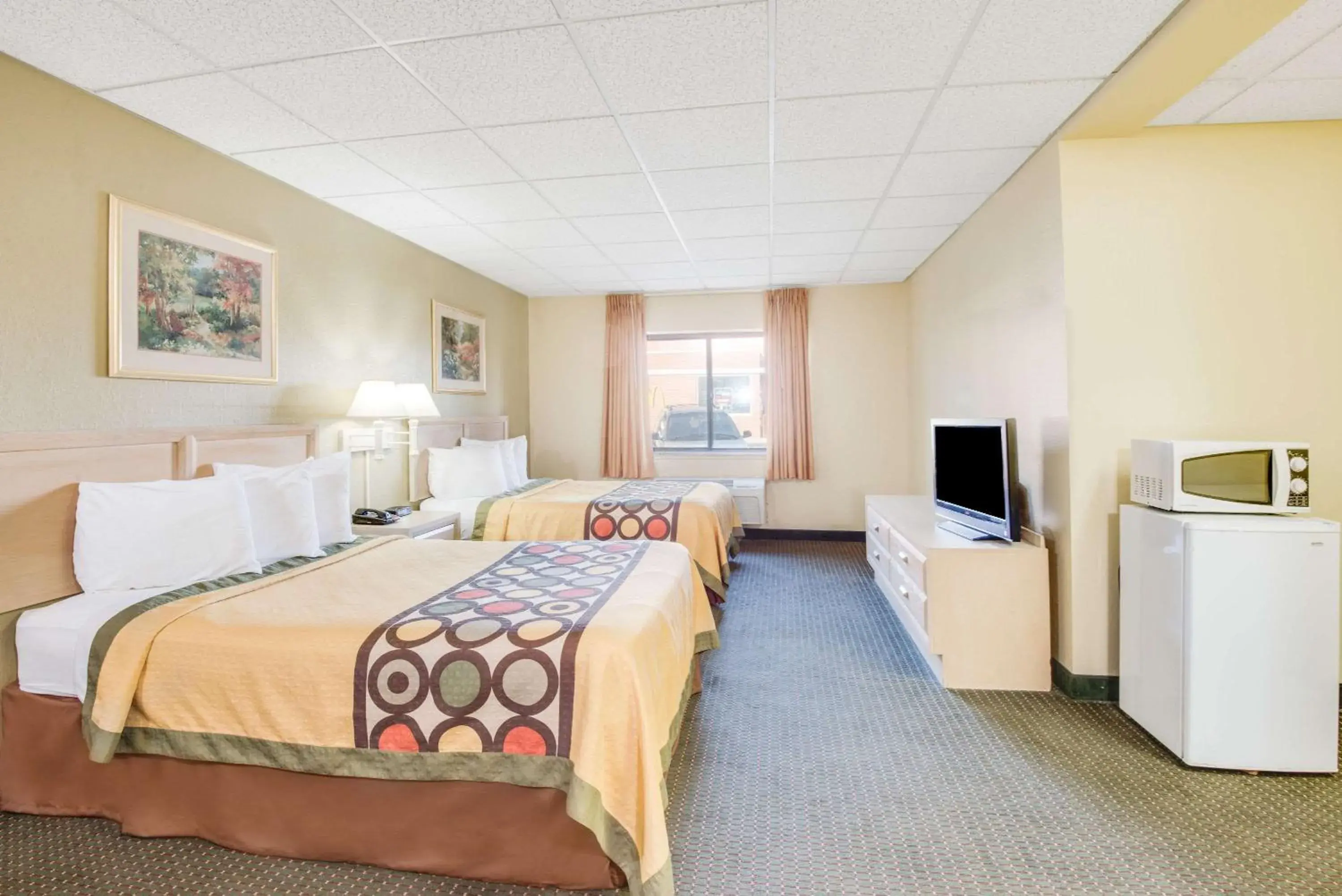 Photo of the whole room in Super 8 by Wyndham Port Clinton