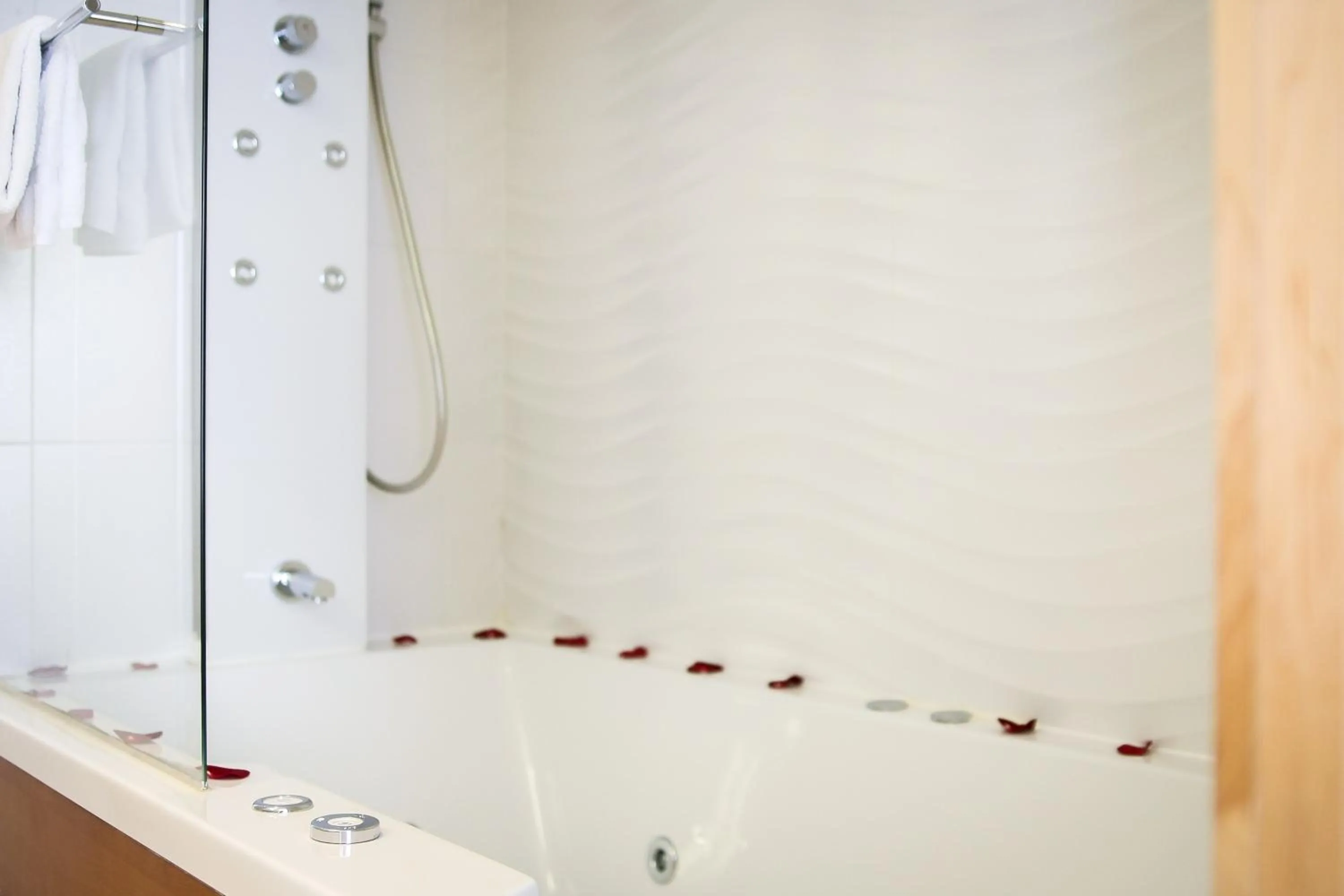 Shower in Hôtel Montaigne & Spa - Cannes Centre