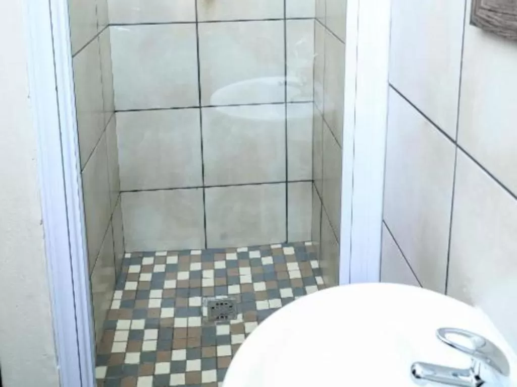 Shower in Morning flair Bed and Breakfast