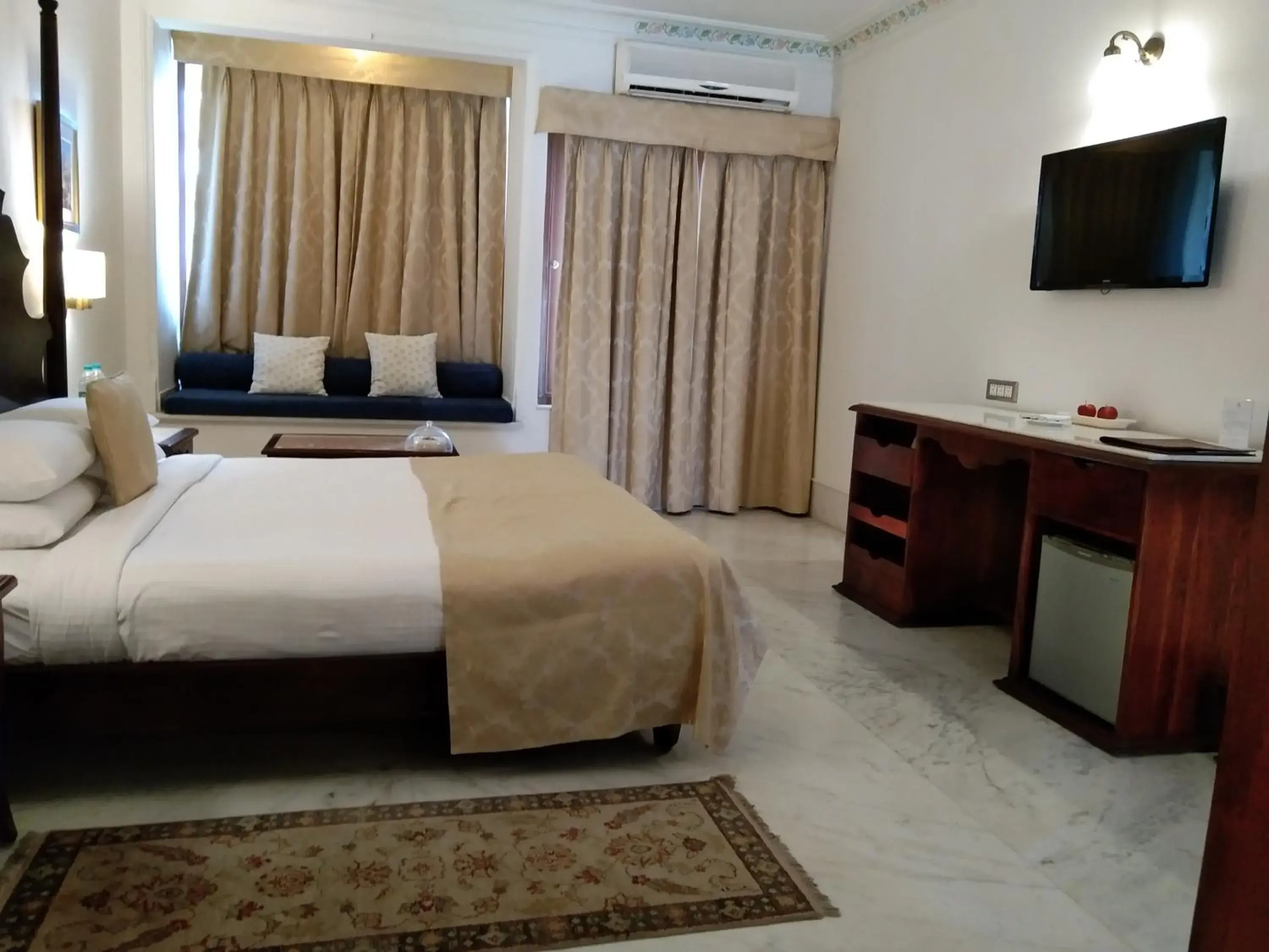TV and multimedia, Bed in Fateh Garh Resort by Fateh Collection