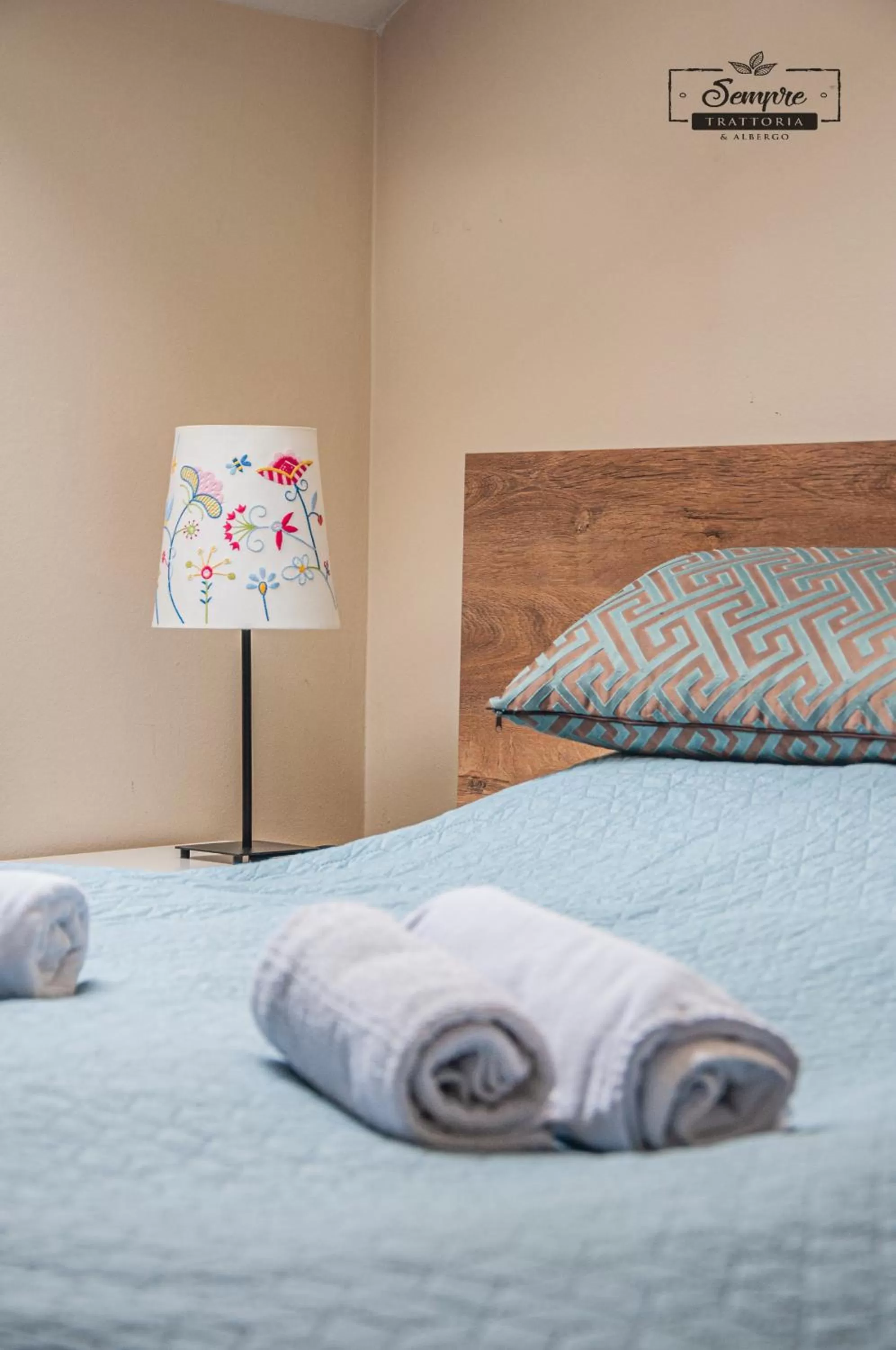 Bed in Sempre Étterem És Panzió