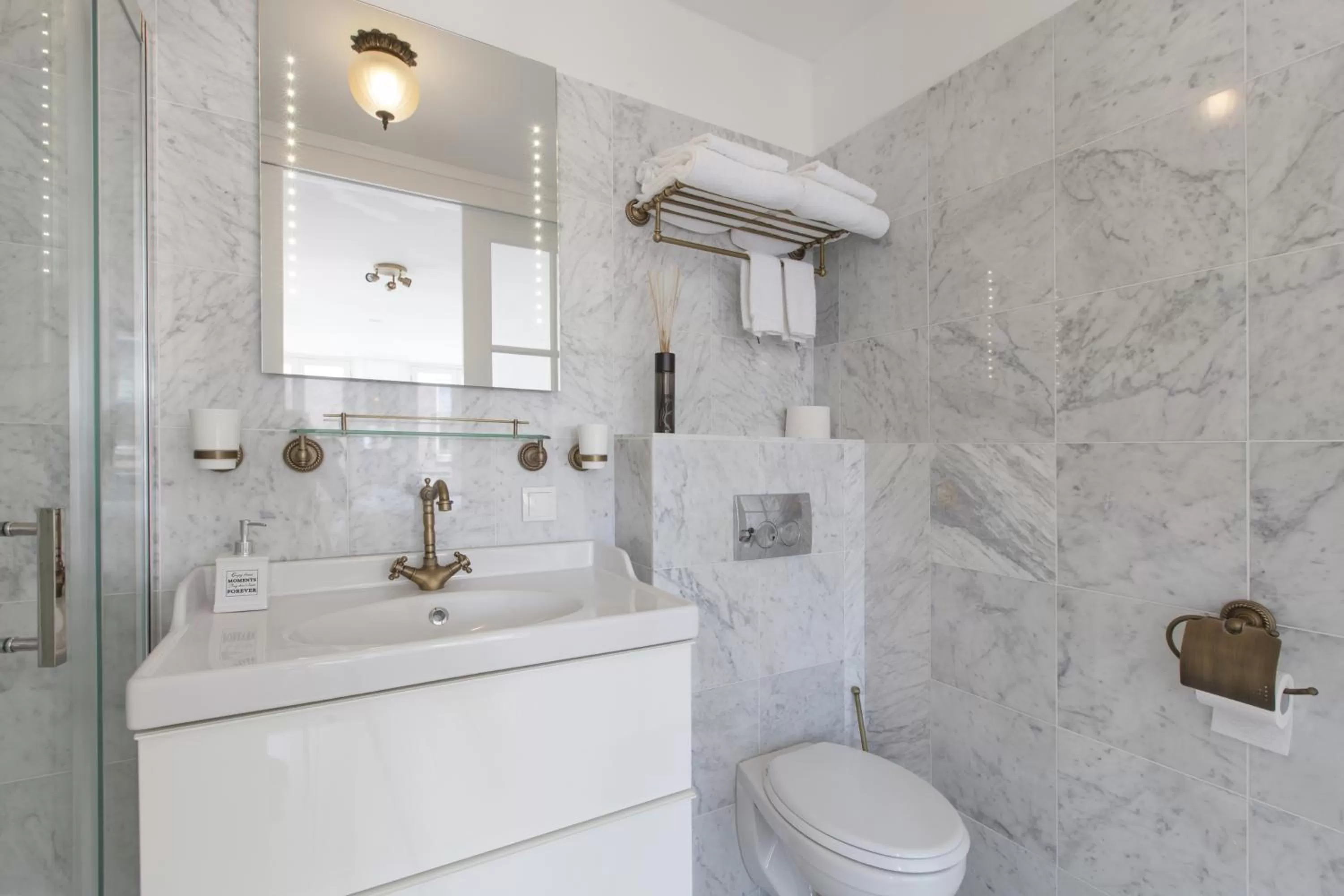 Toilet in Jordaan Suite bed and bubbles