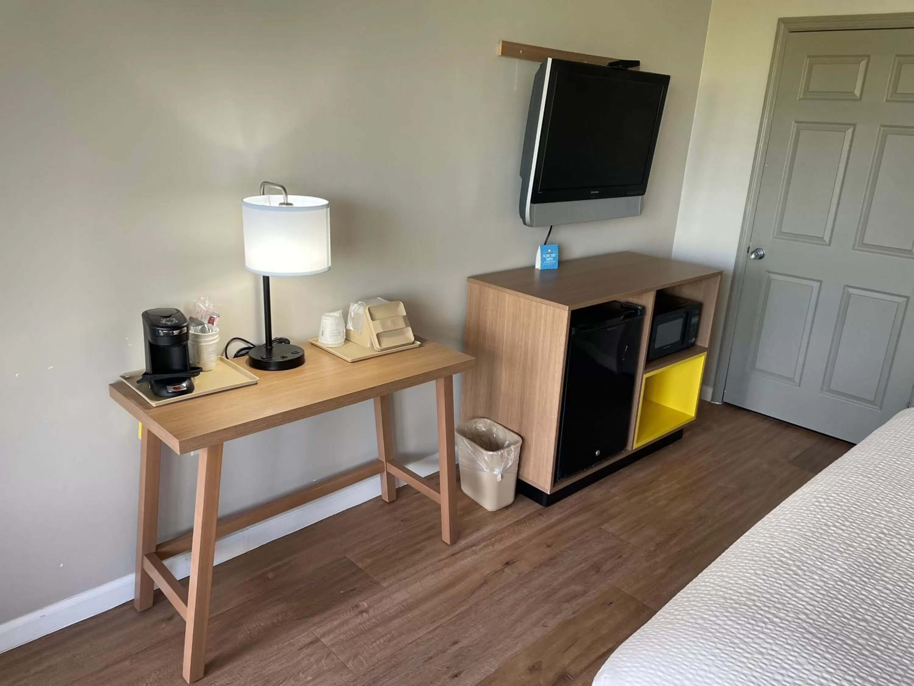 TV and multimedia in Days Inn by Wyndham Valdosta/Near Valdosta Mall