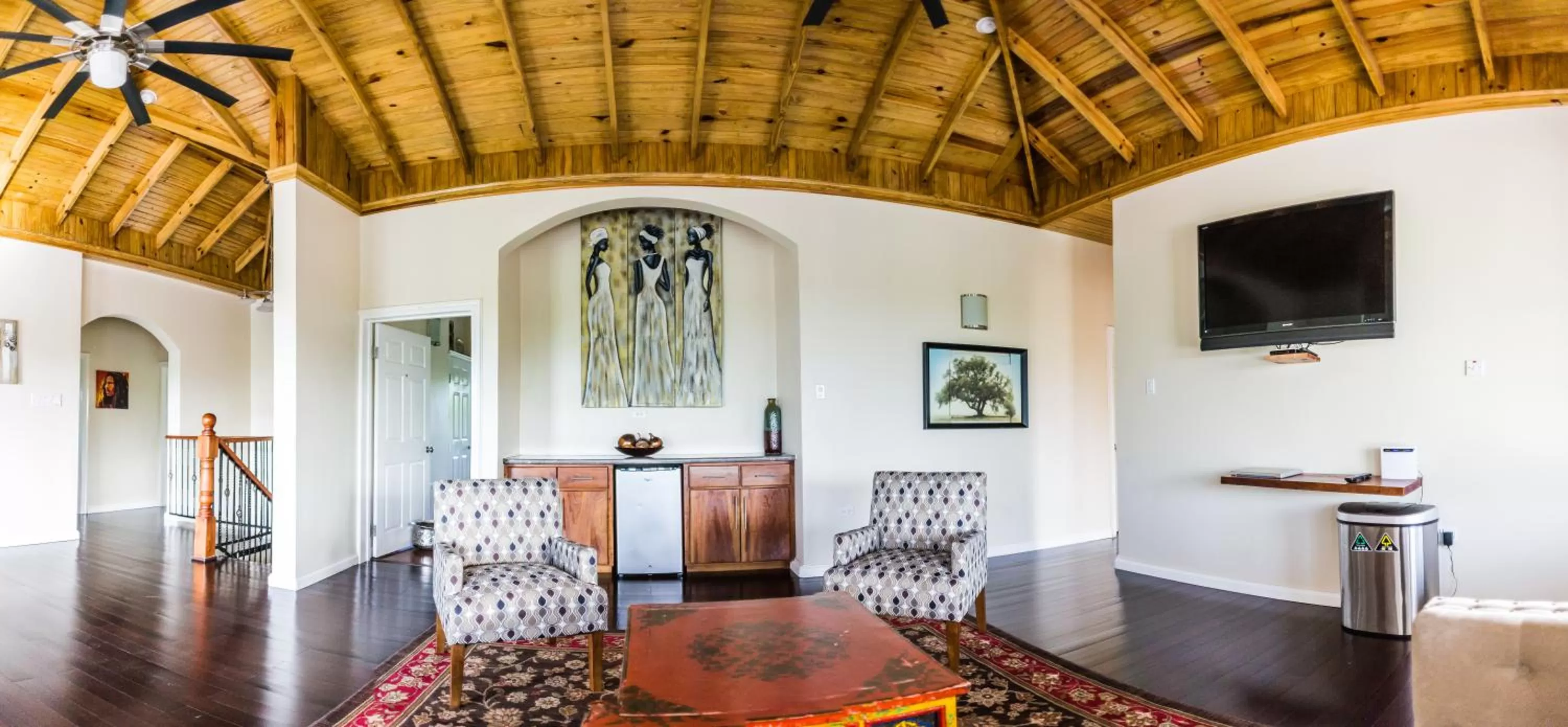 Communal lounge/ TV room in Blue Paloma Bed & Breakfast