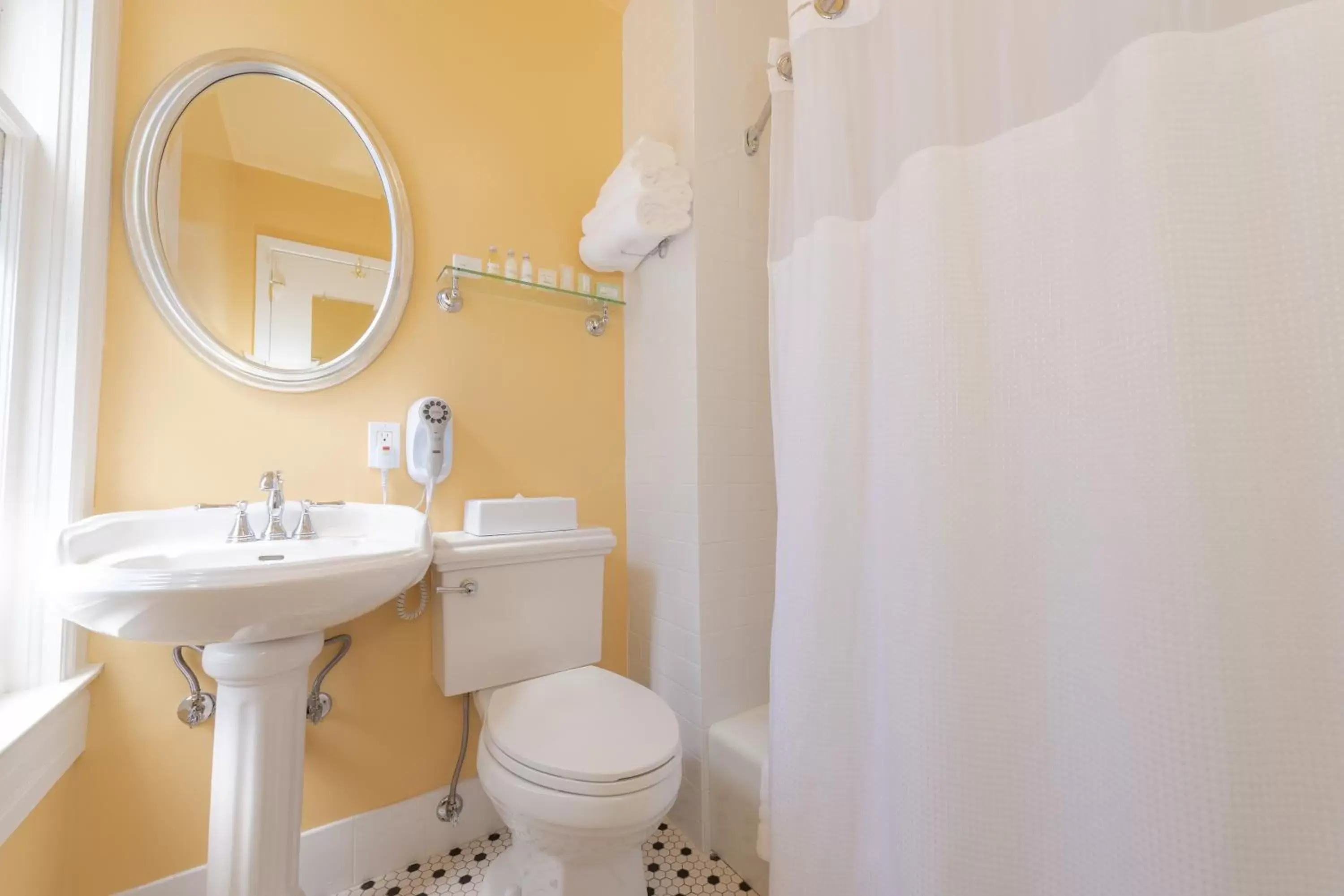 Bathroom in Stanyan Park Hotel