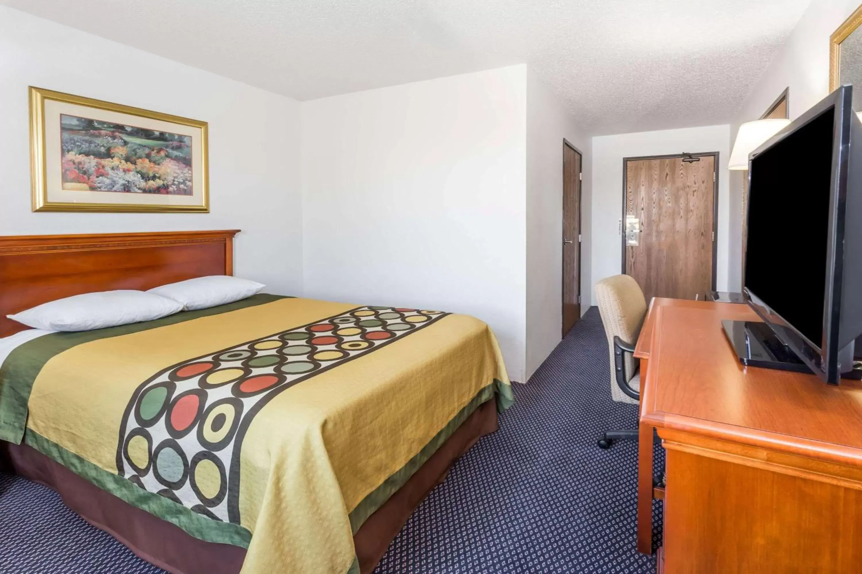 Photo of the whole room, Bed in Super 8 by Wyndham Pontiac