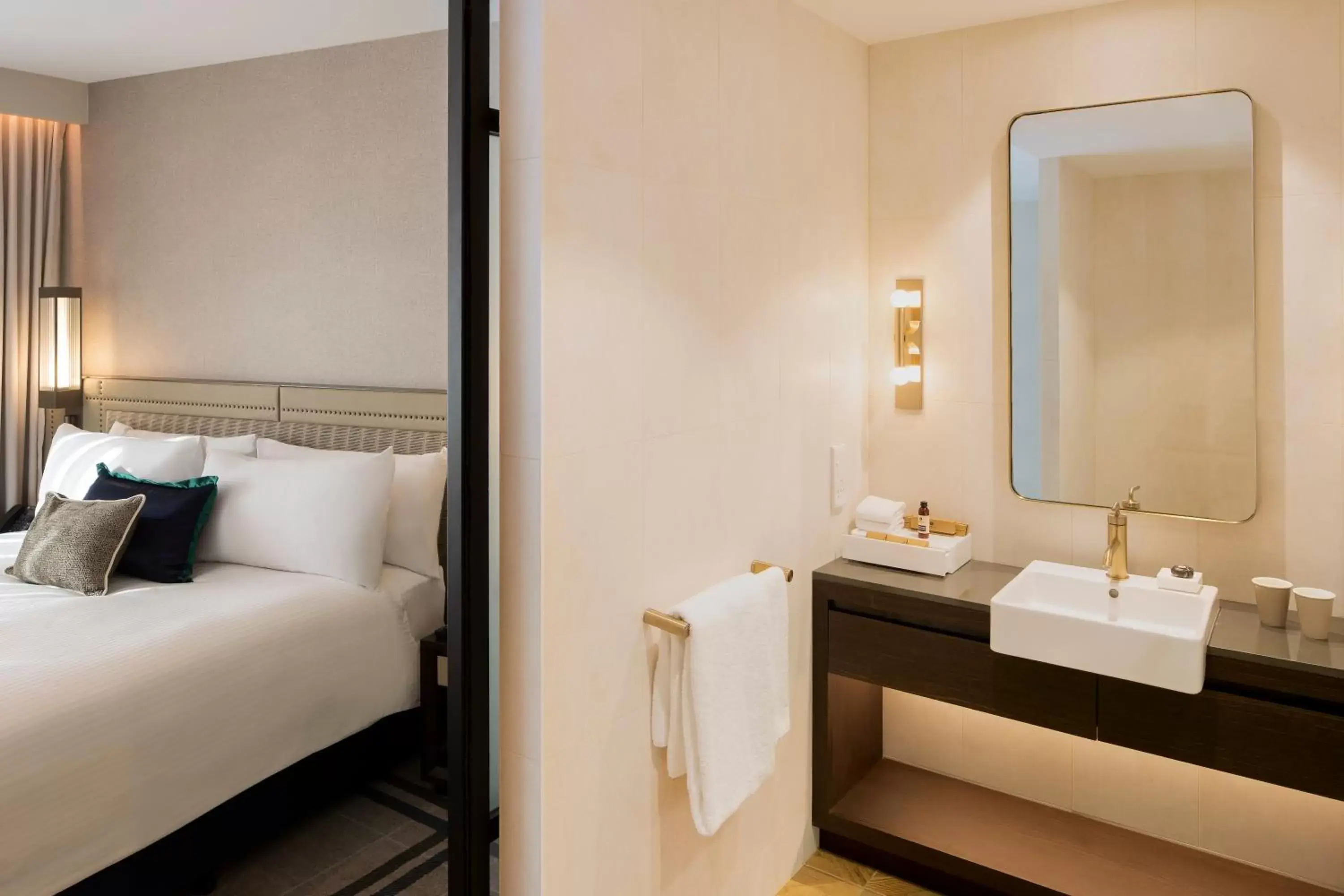 Bed, Bathroom in The William Inglis Mgallery By Sofitel