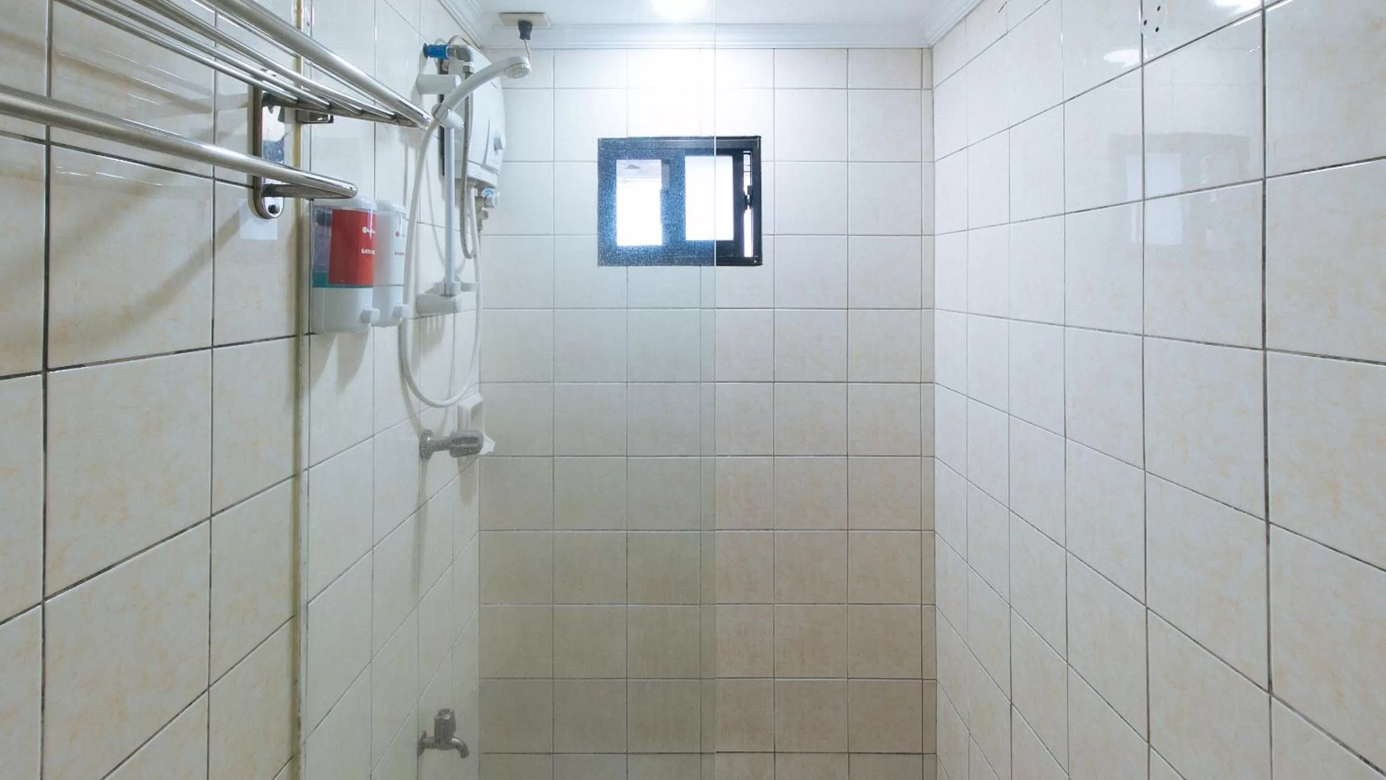 Shower, Bathroom in RedDoorz Premium near Greenbelt Makati - Vaccinated Staff