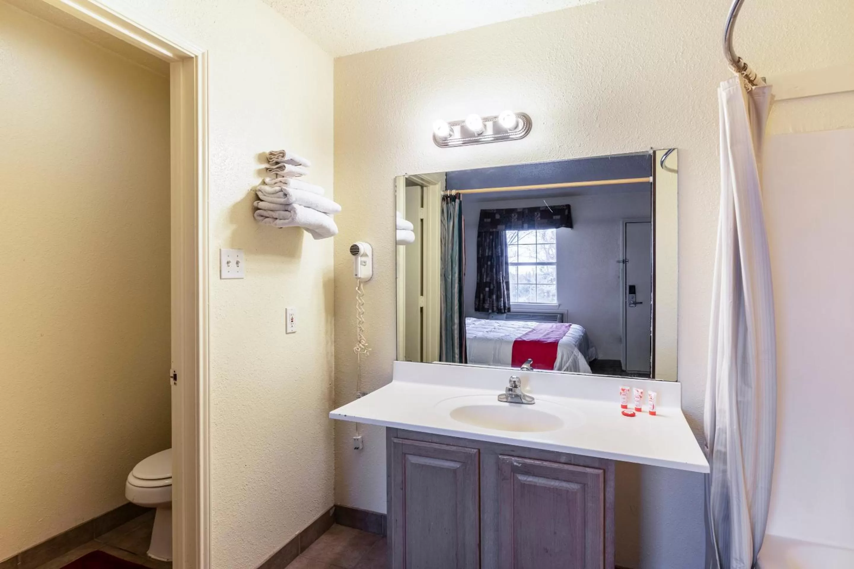 Bathroom, Bed in OYO Hotel Decatur TX Hwy 287 Northwest