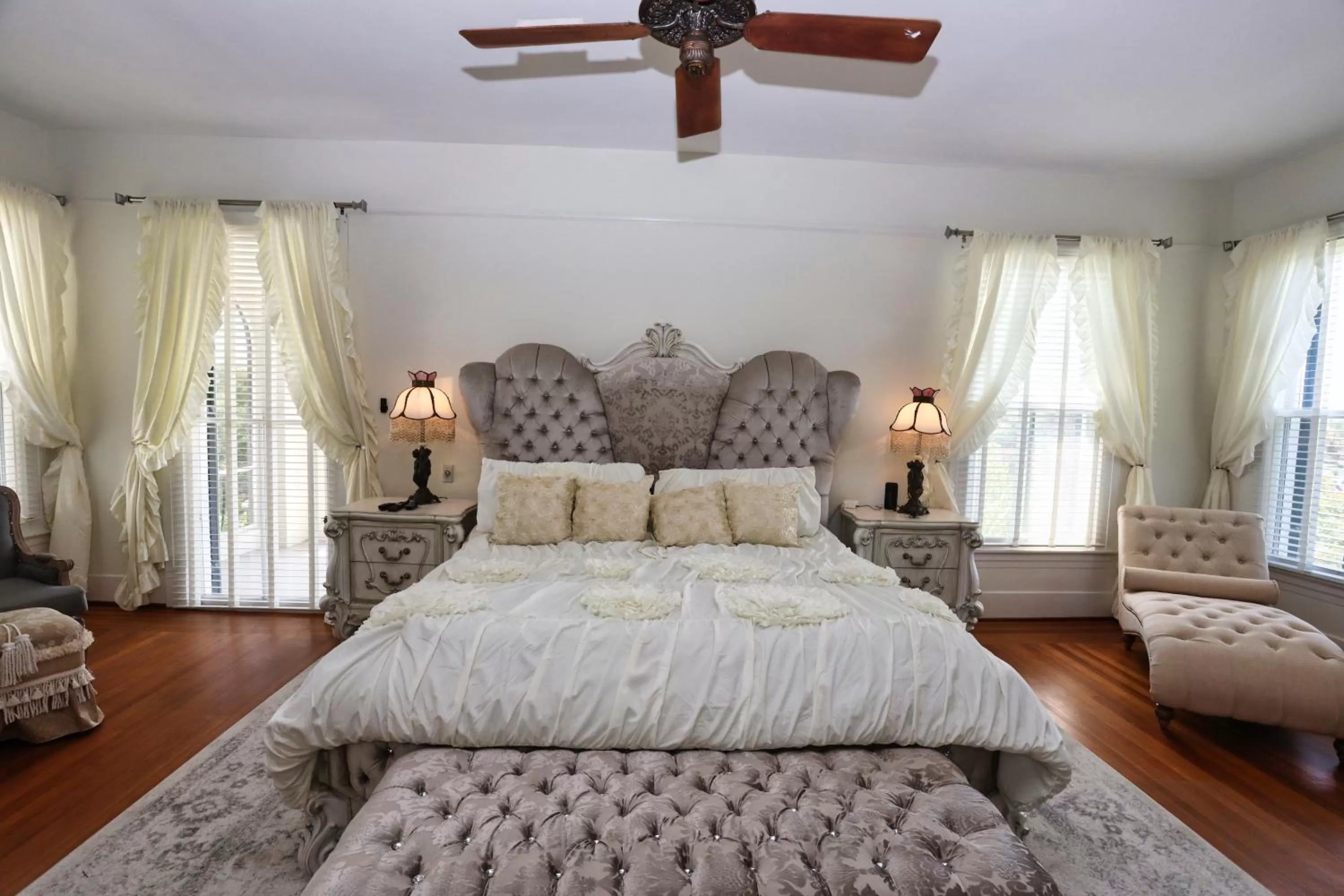 Bed in Virginia Point INN