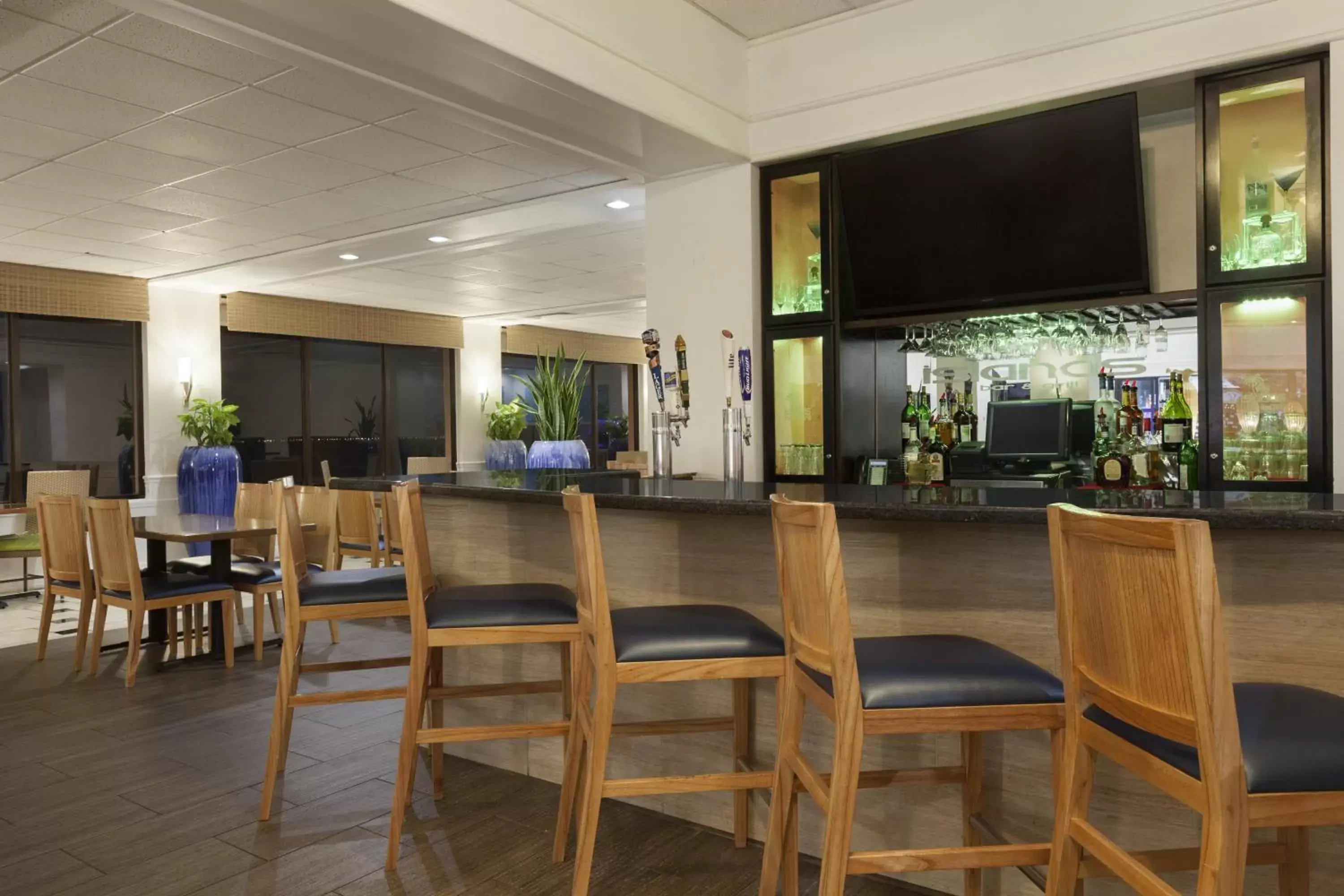 Lounge or bar, Restaurant/Places to Eat in DoubleTree by Hilton Corpus Christi Beachfront