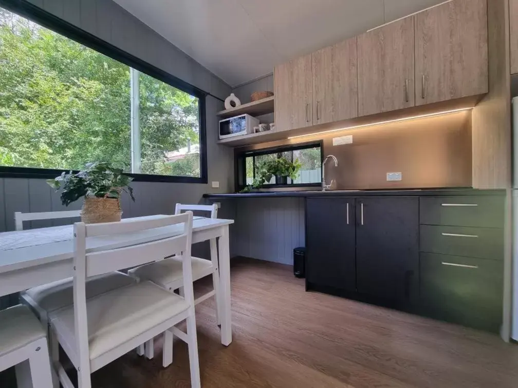 Kitchen/Kitchenette in Esk Mountain View Lodge