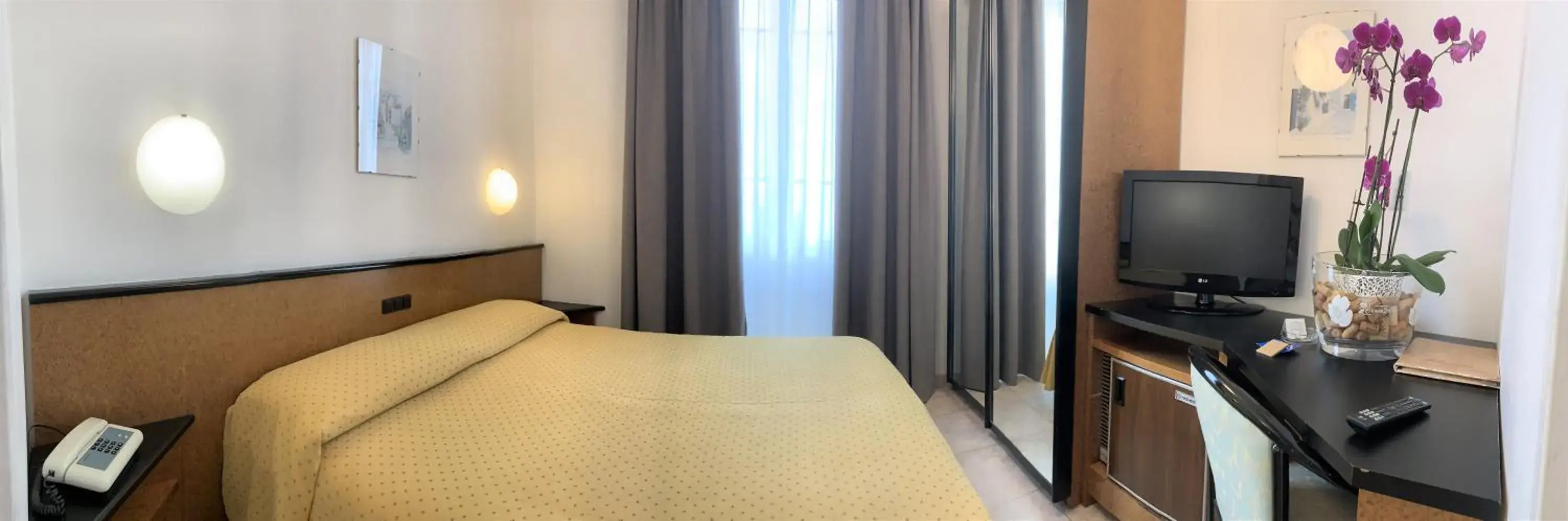 Bed in Hotel Lamberti