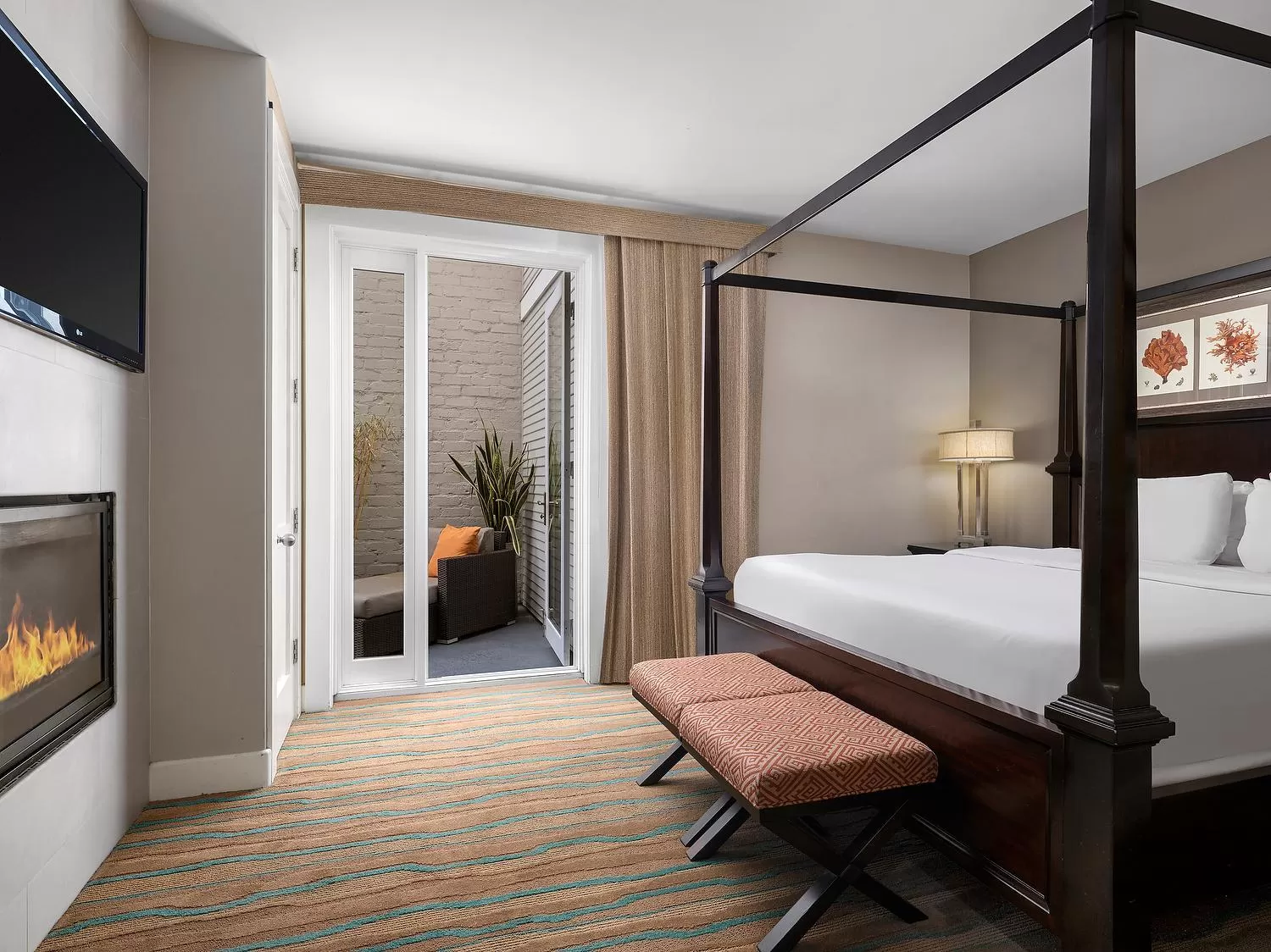 Bedroom, Bed in Catalina Island Inn