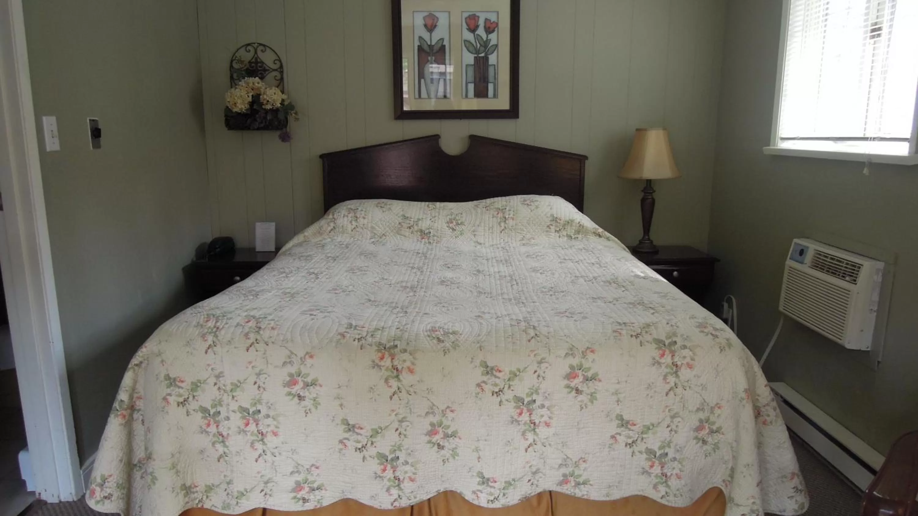 Bed in Swiss Chalets Motel