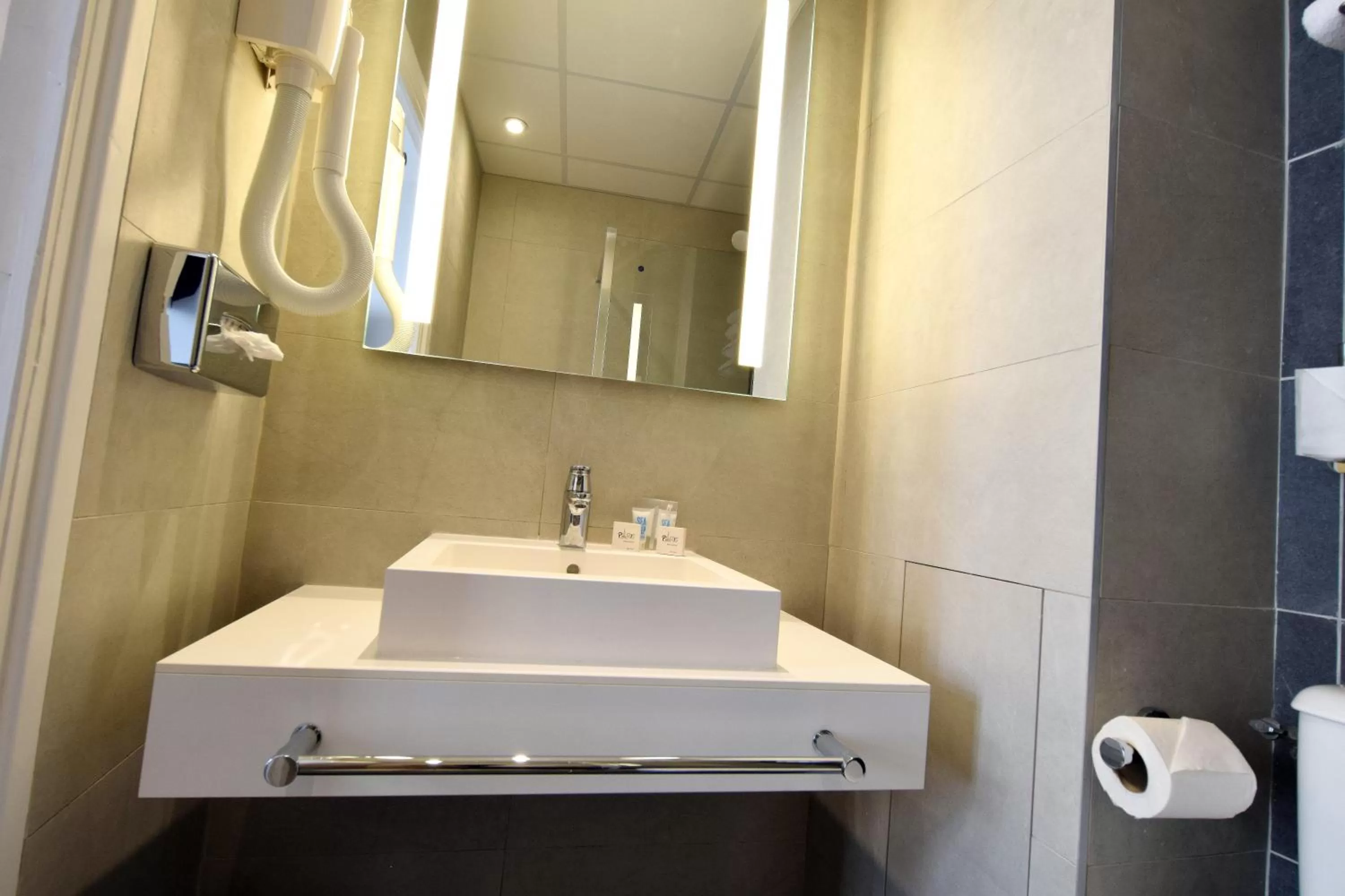 Bathroom in Avia Hôtel Saphir Montparnasse