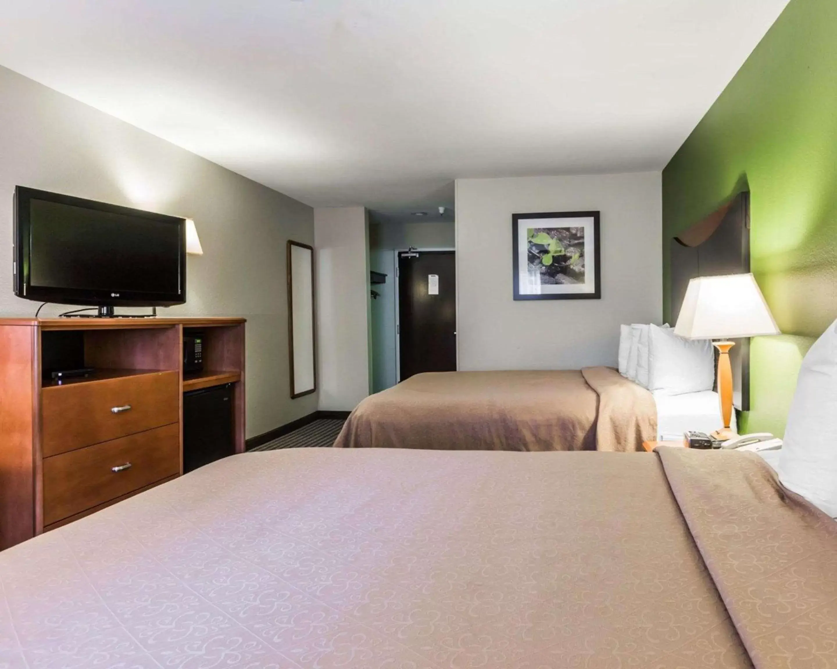 Photo of the whole room, Bed in Quality Inn & Suites Birmingham - Highway 280