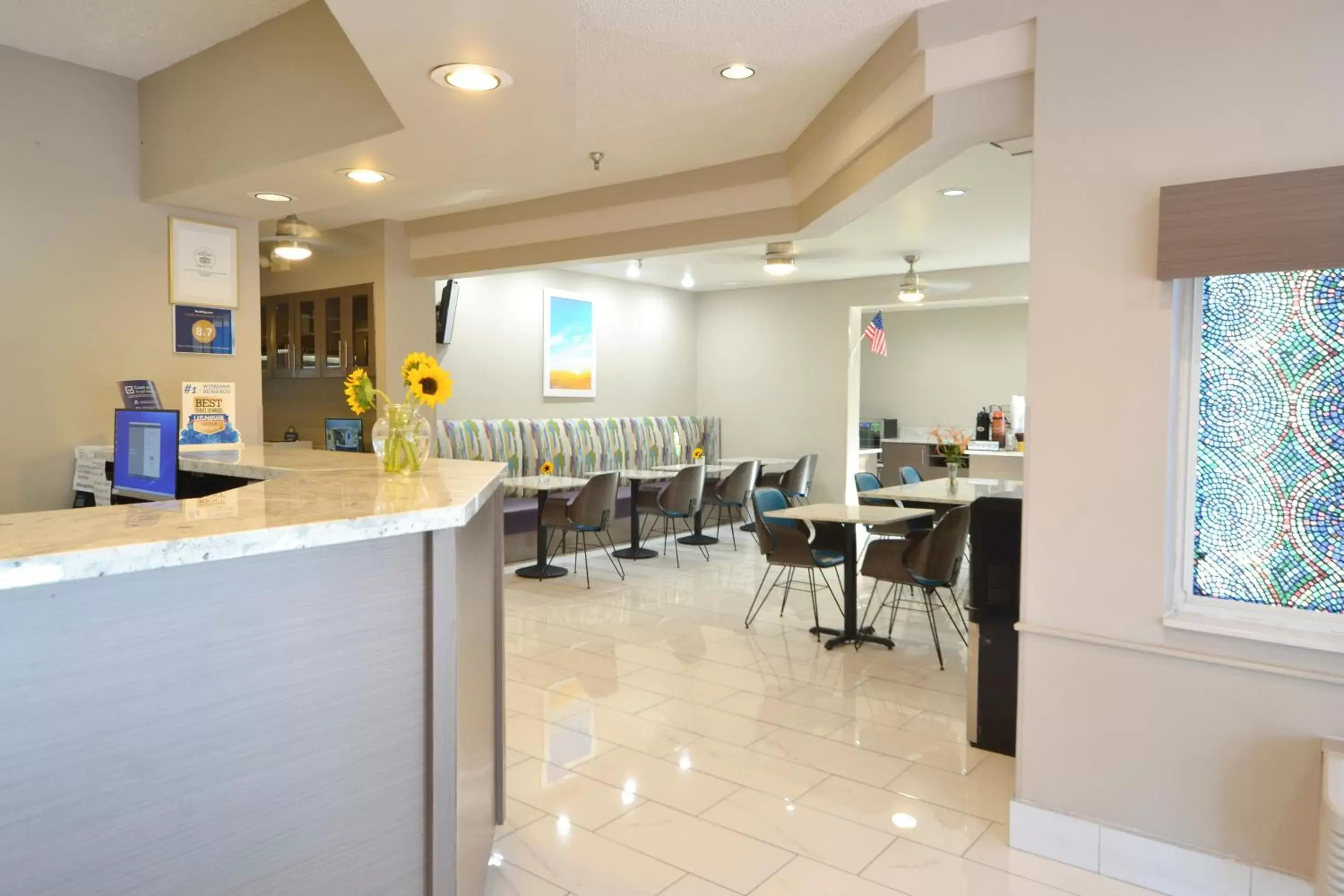 Property building, Restaurant/Places to Eat in Days Inn & Suites by Wyndham Airport Albuquerque