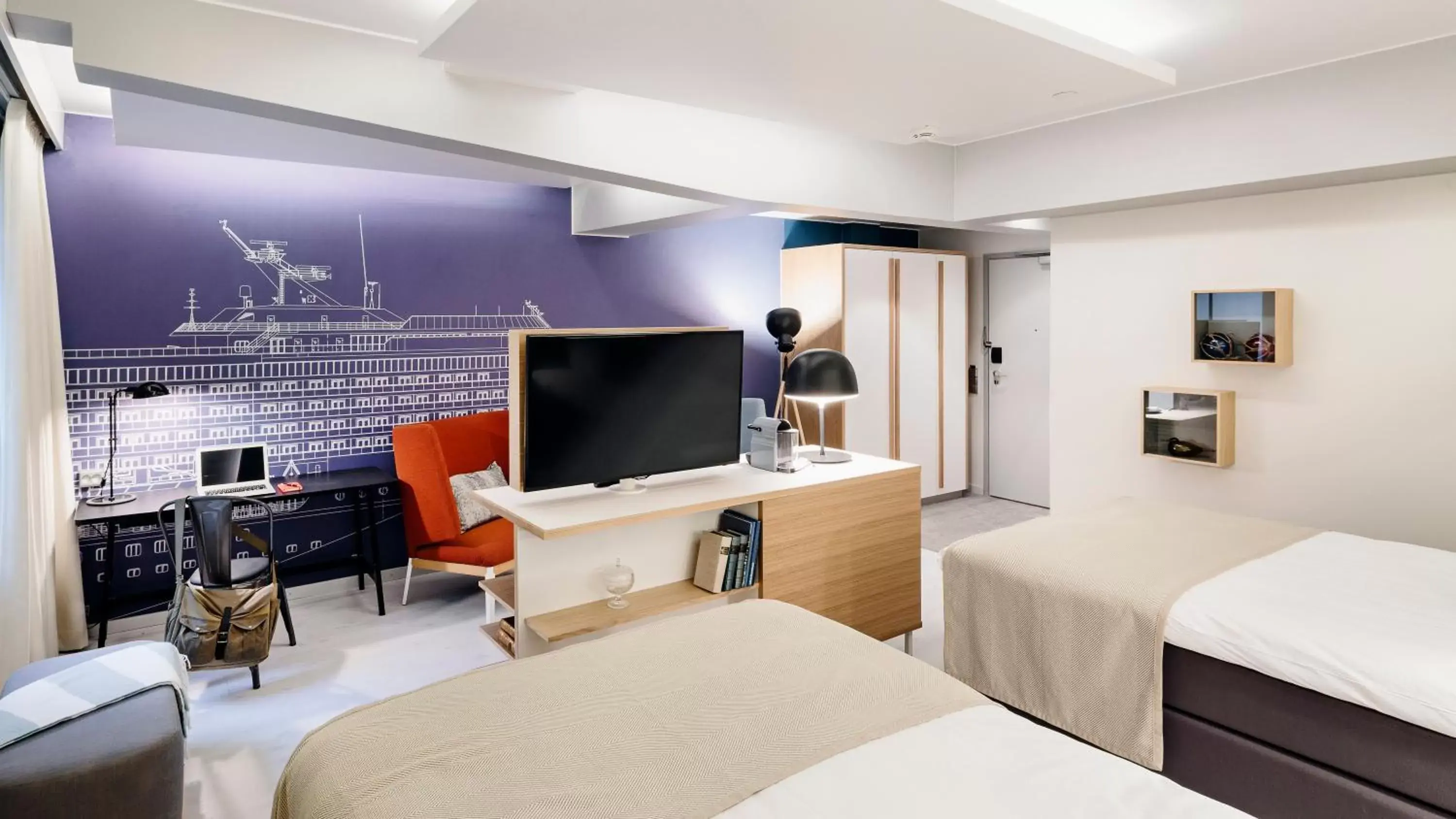 Photo of the whole room, TV/Entertainment Center in Hotel Indigo Helsinki-Boulevard, an IHG Hotel