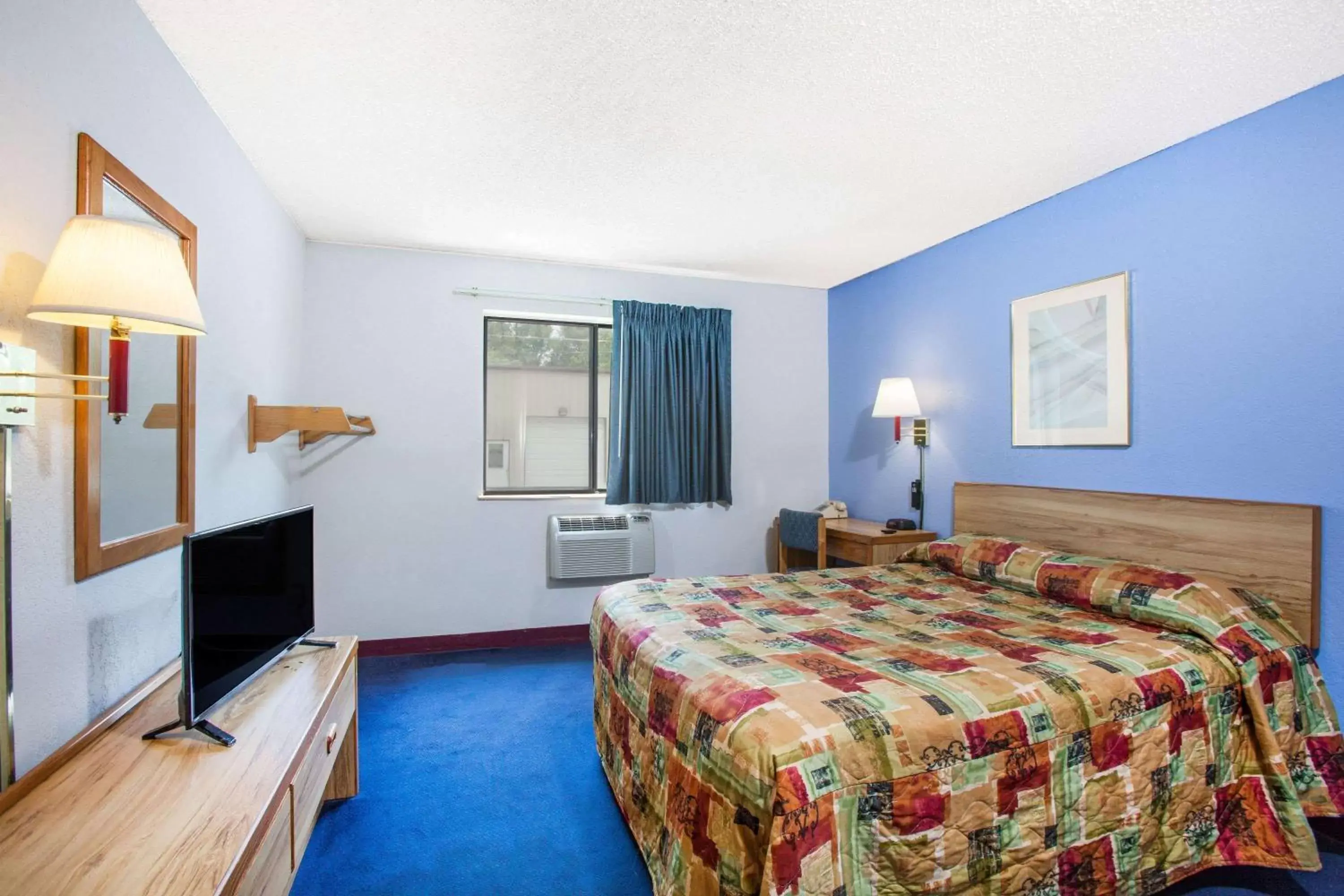 Photo of the whole room, Bed in Super 8 by Wyndham Hot Springs