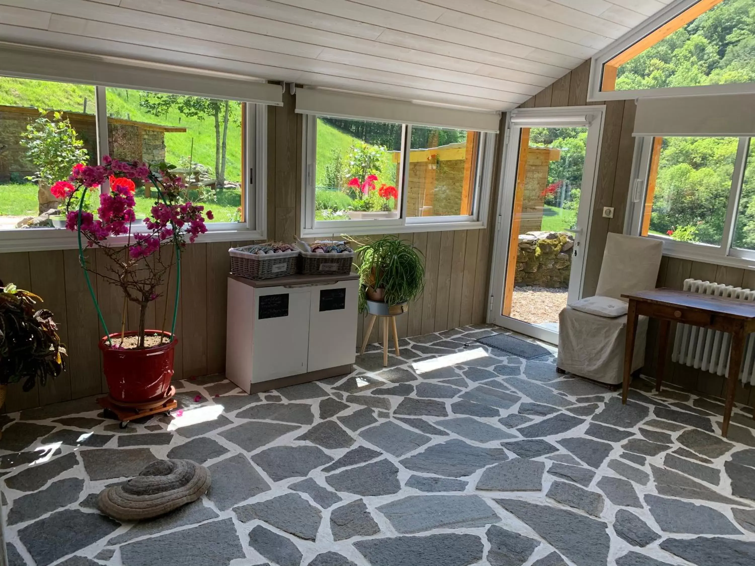 Continental breakfast, BBQ Facilities in Chambres et table d'hôtes Le Lepadou-Bas