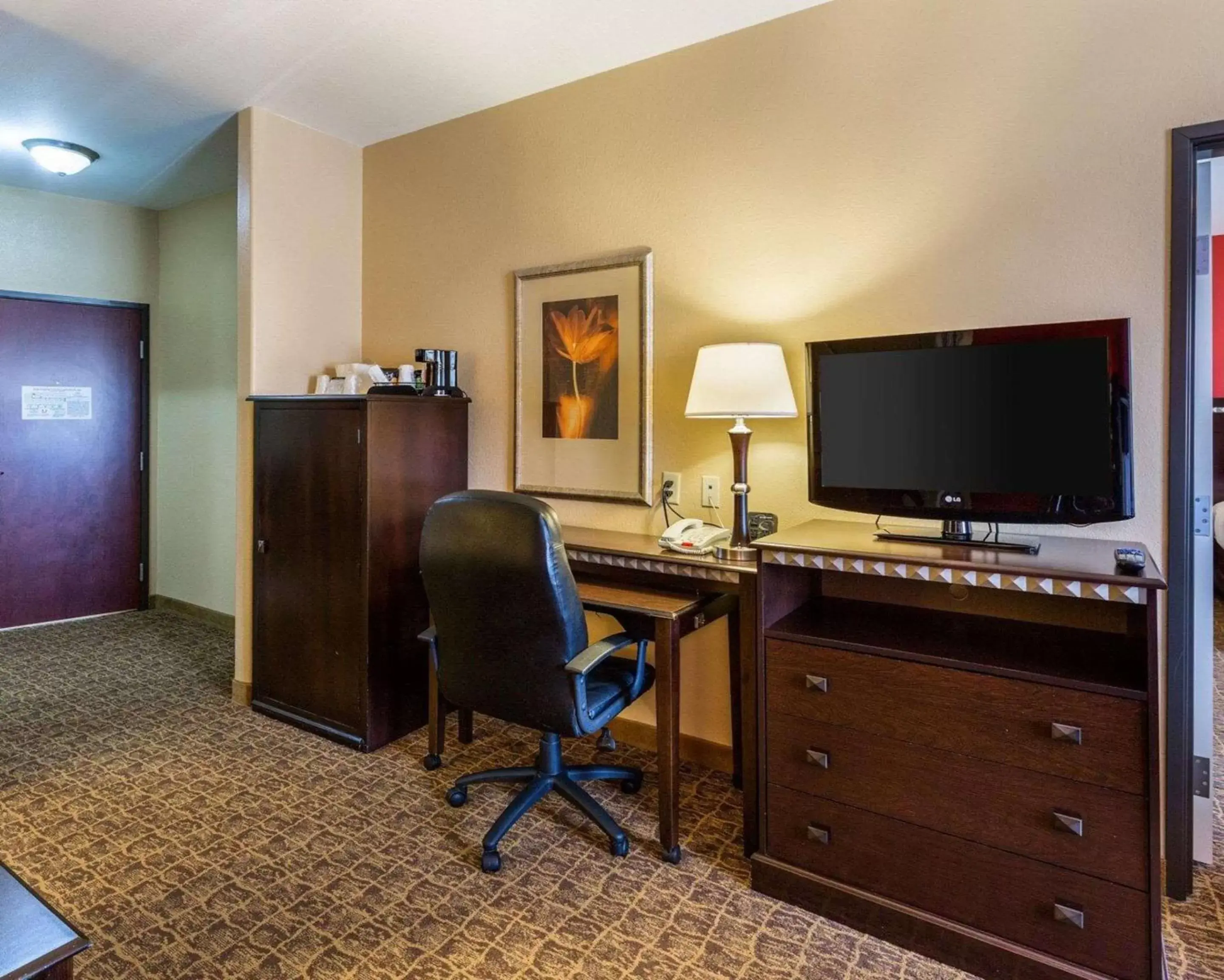 Photo of the whole room, TV/Entertainment Center in Hotel Pearland