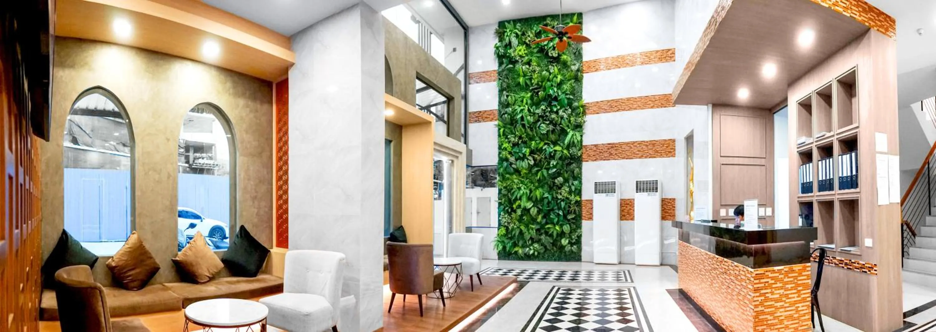 Lounge or bar in Phoenix Hotel Karon Beach