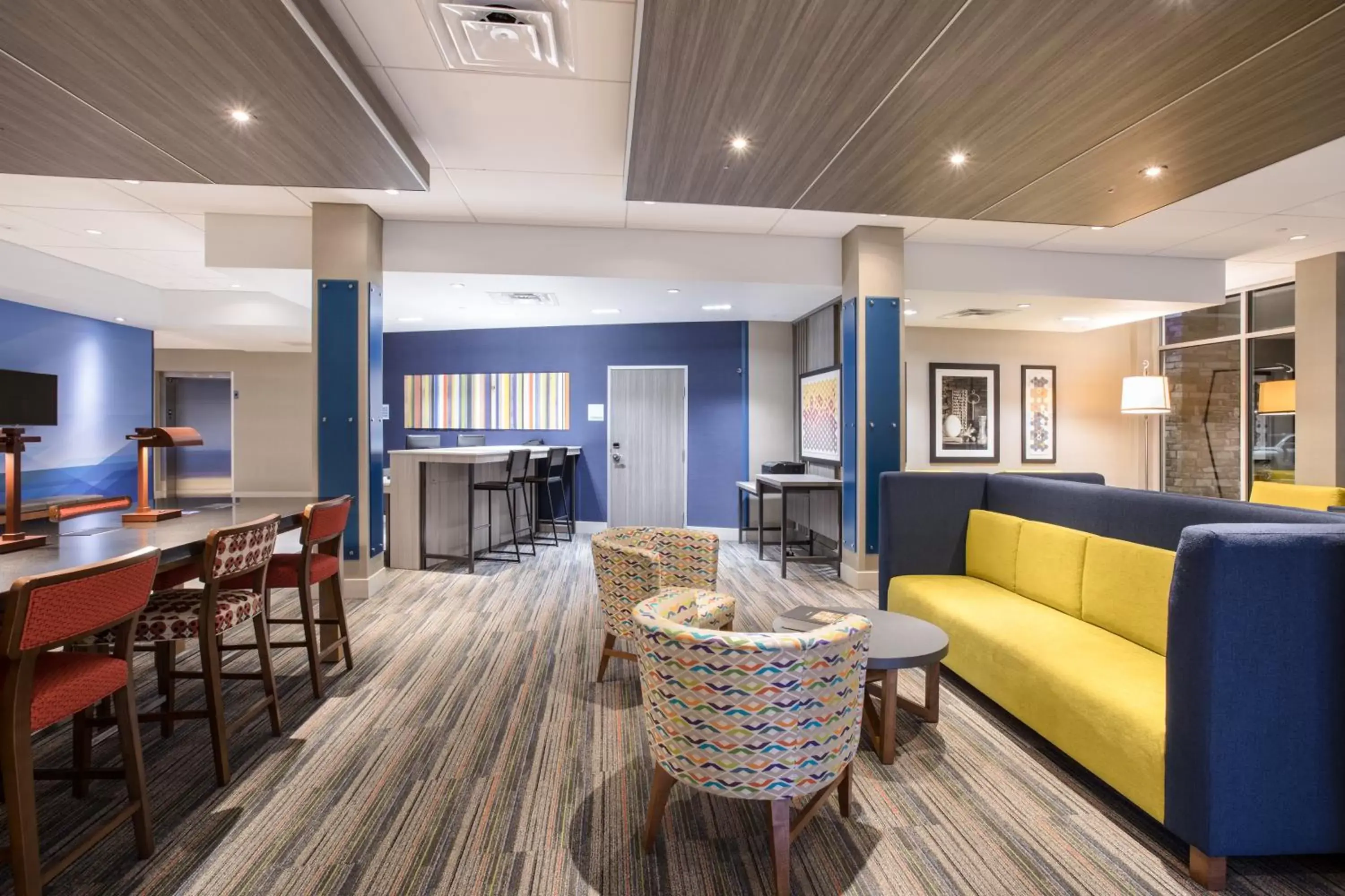 Lobby or reception, Seating Area in Holiday Inn Express & Suites - Denver NE - Brighton, an IHG Hotel