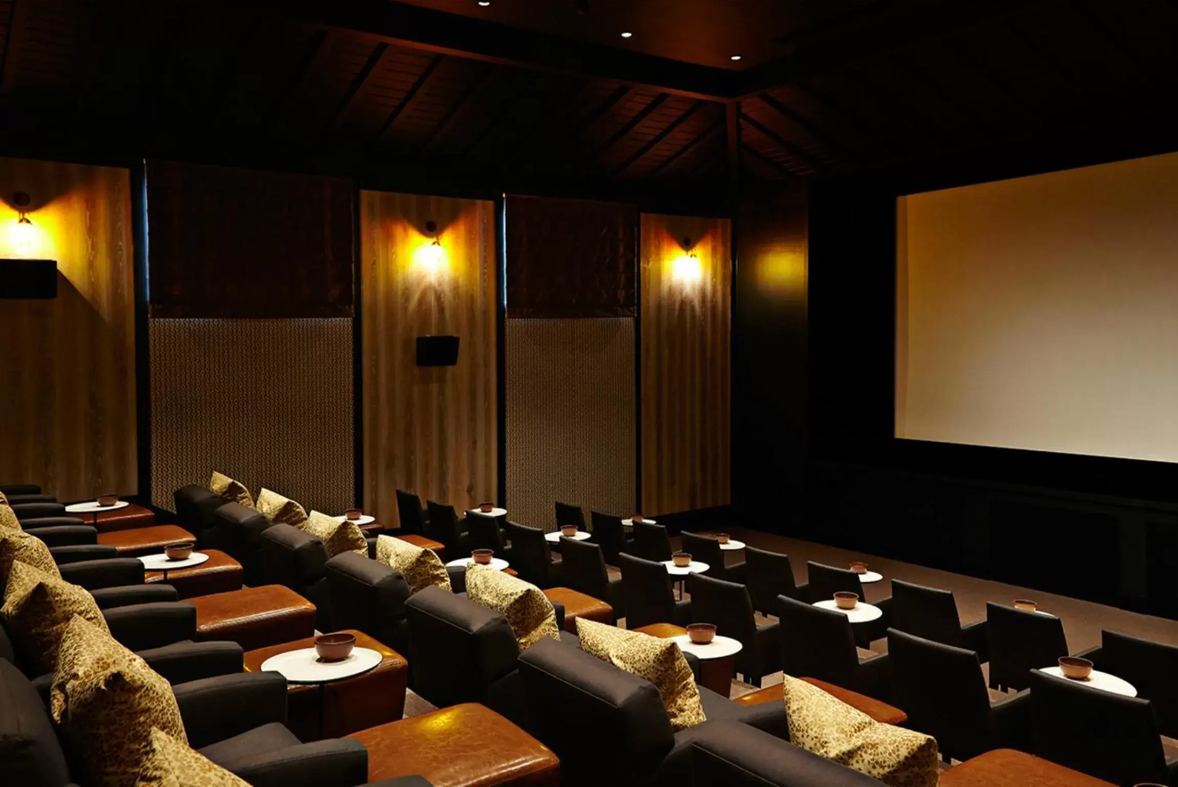 Communal lounge/ TV room in The Island House