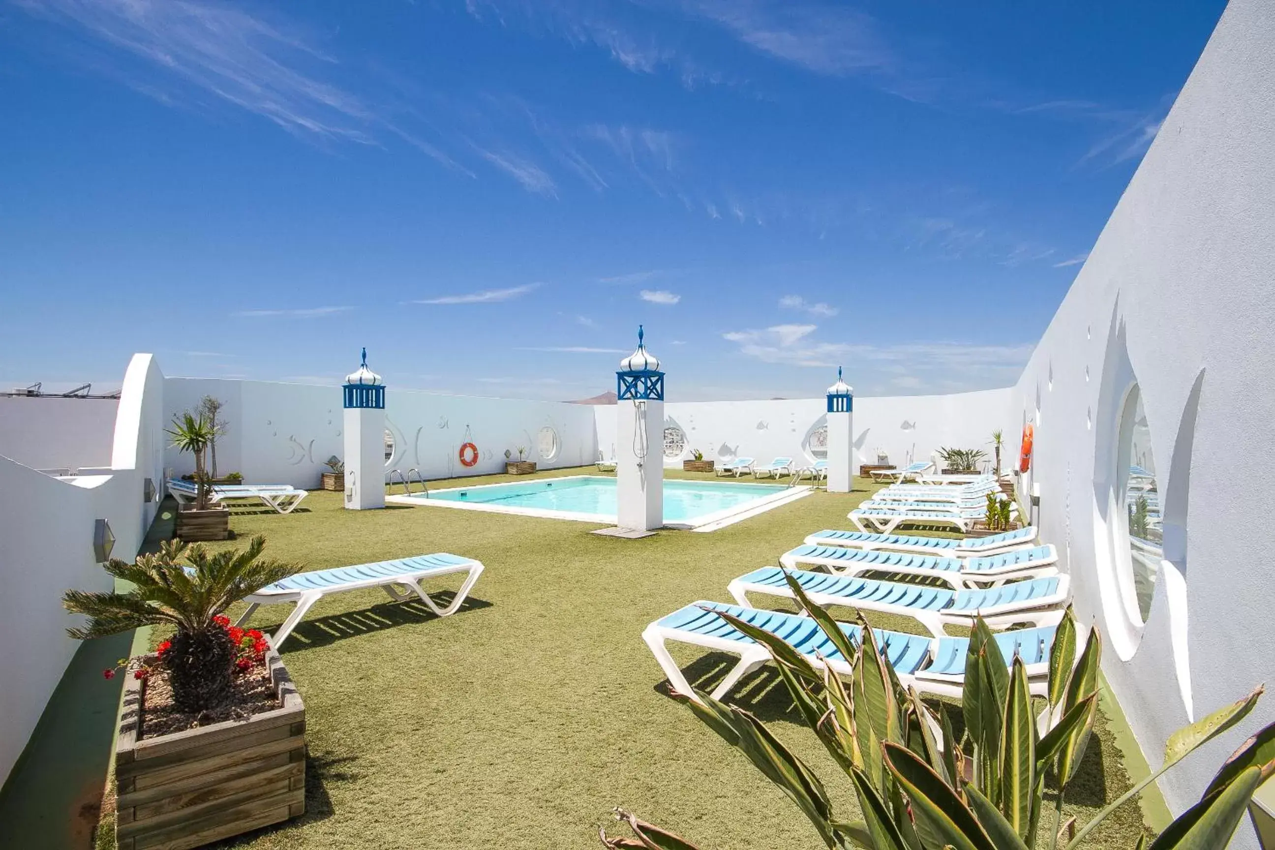 Balcony/Terrace, Swimming Pool in Hotel Lancelot