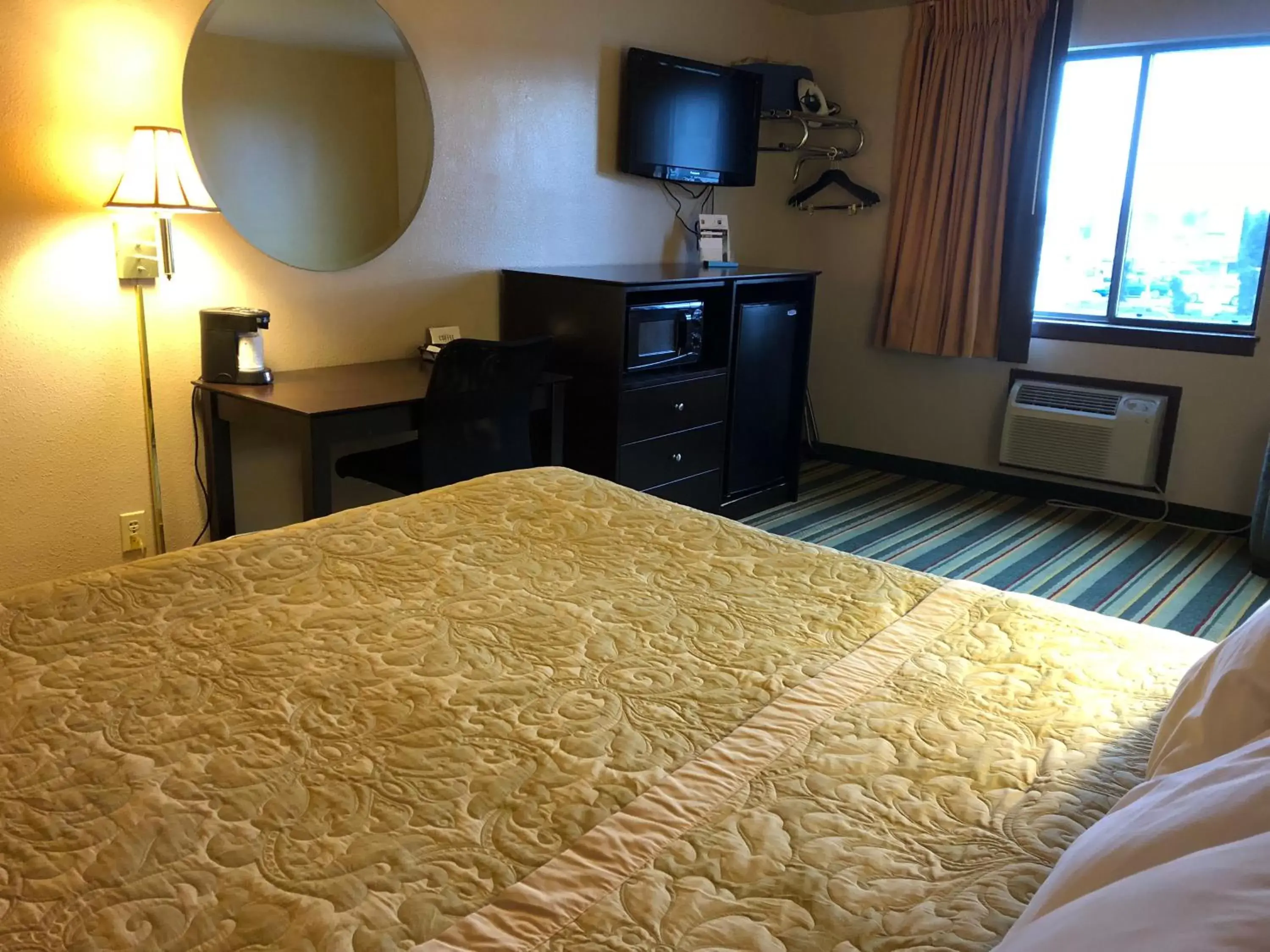 Bedroom, Bed in Super 8 by Wyndham Coeur d'Alene