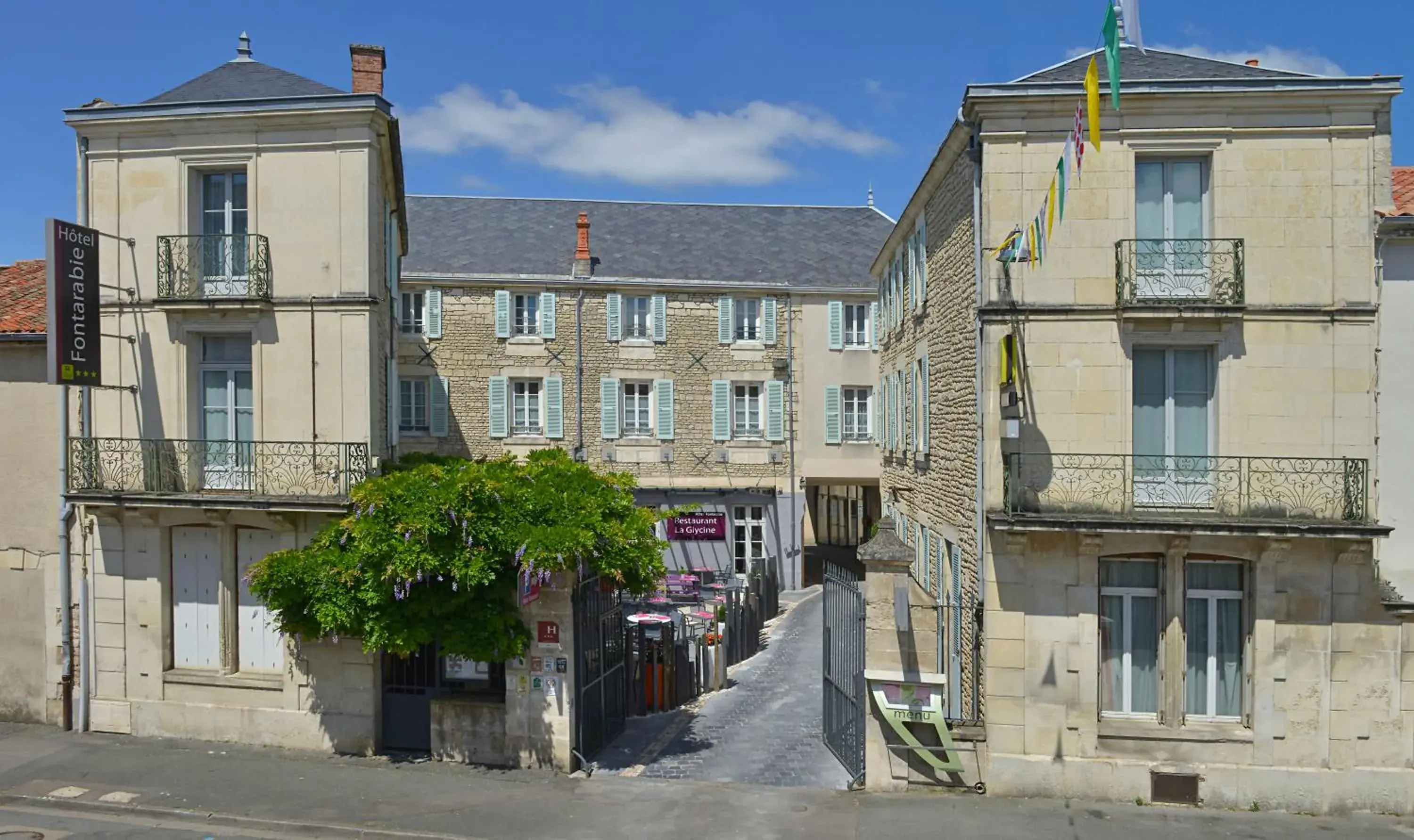 Facade/entrance in Logis Le Fontarabie