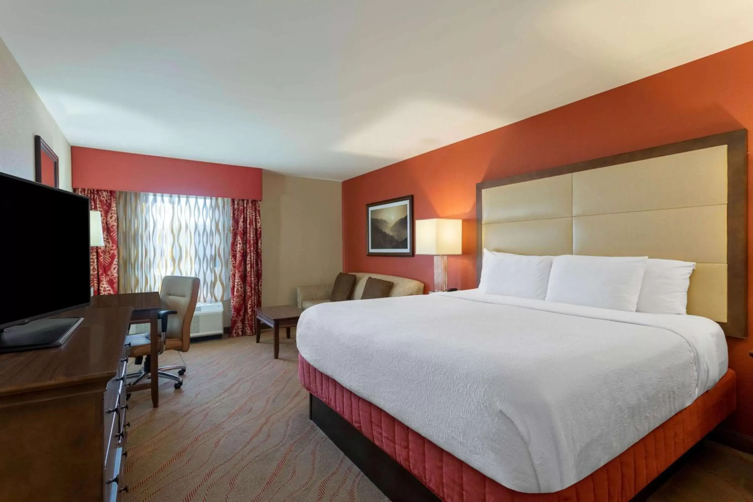 Photo of the whole room, Bed in La Quinta by Wyndham Pigeon Forge