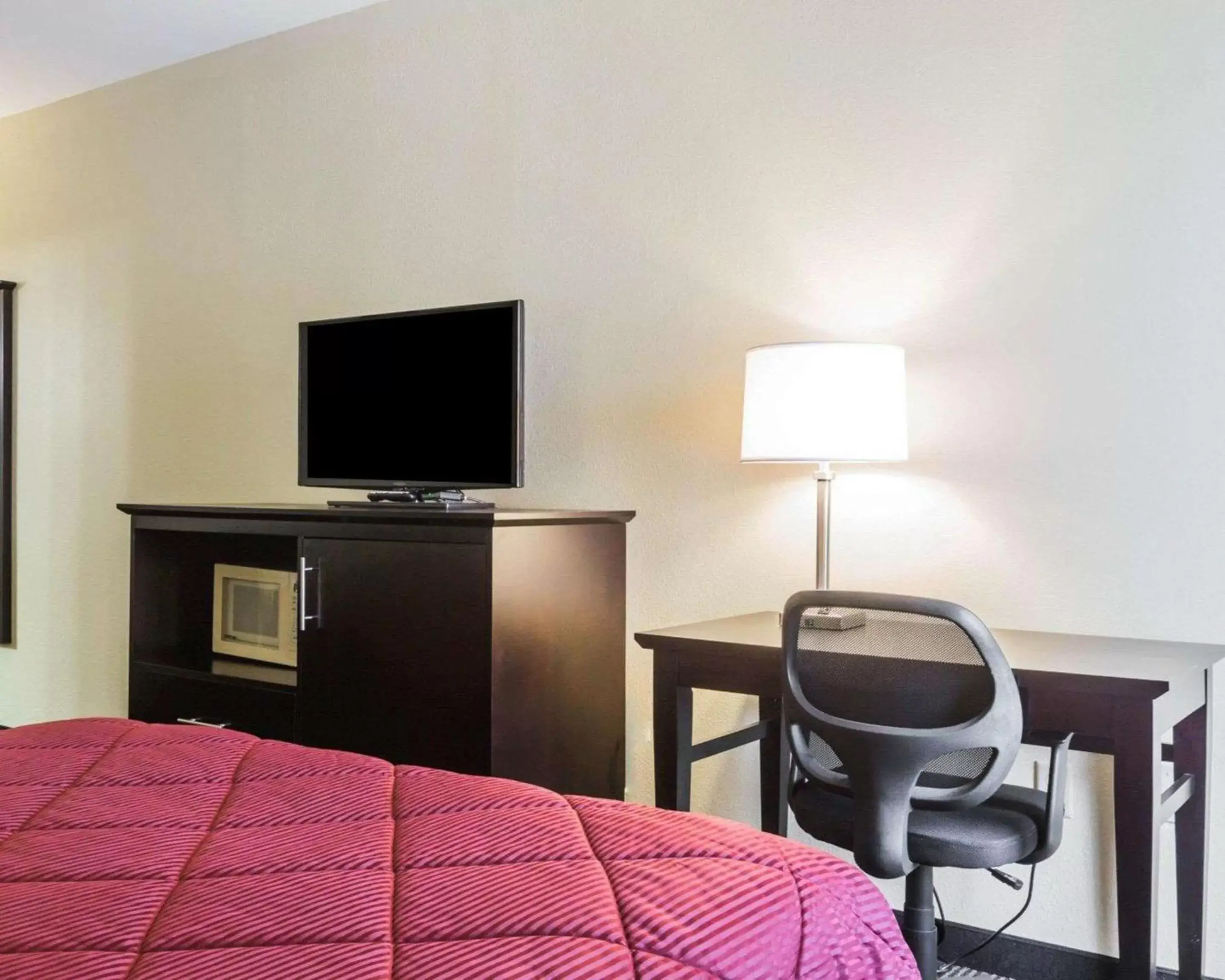 Photo of the whole room, Bed in Quality Inn & Suites North Montgomery Photo of the whole room, Bed in Quality Inn & Suites North Montgomery