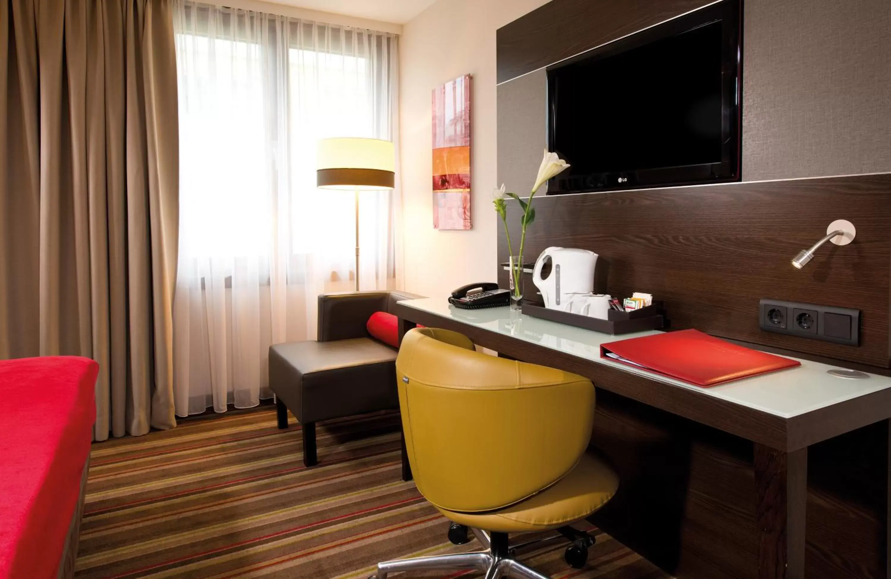 Bedroom, TV/Entertainment Center in Leonardo Hotel Vienna