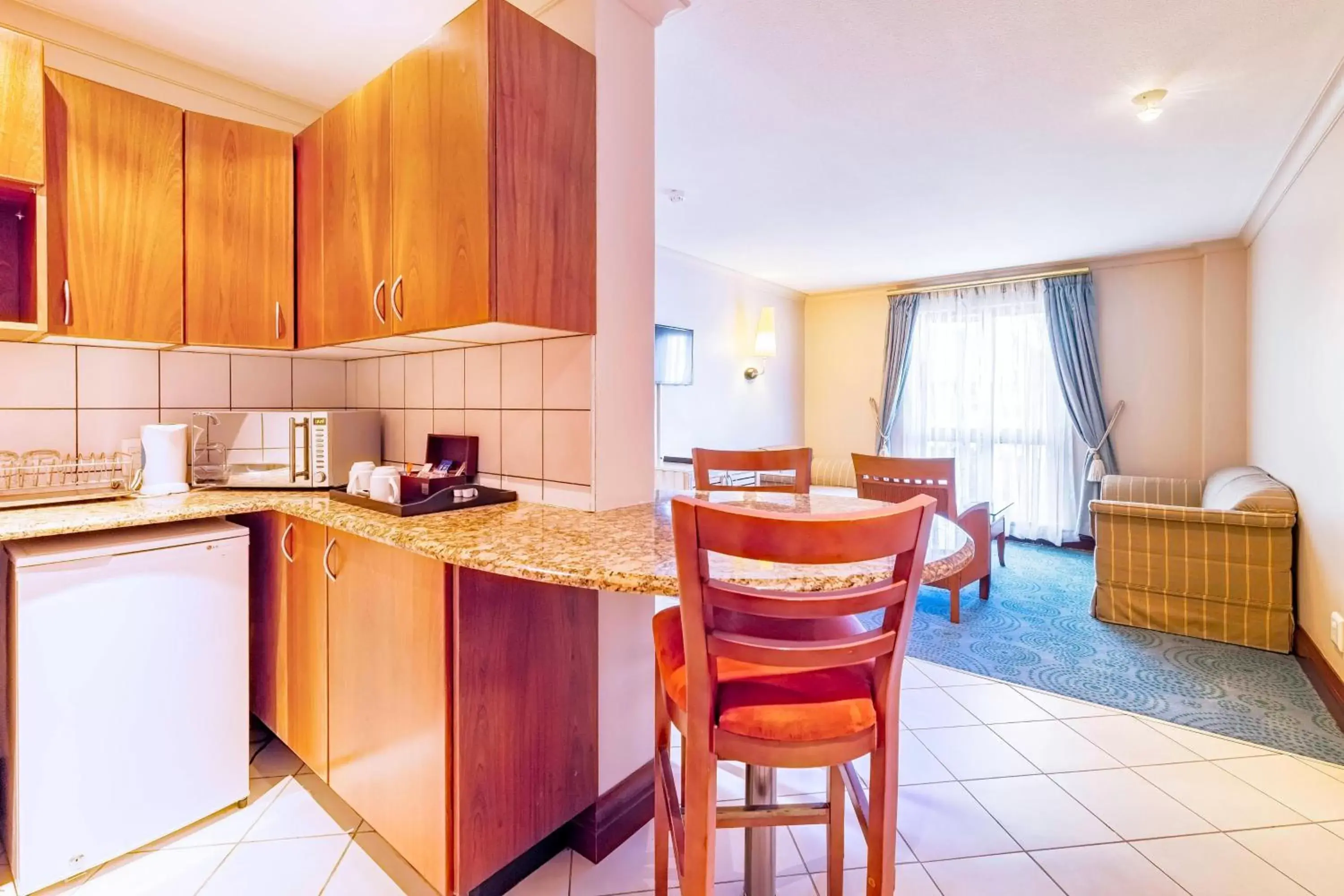 Kitchen or kitchenette, Kitchen/Kitchenette in Protea Hotel by Marriott Walvis Bay Pelican Bay