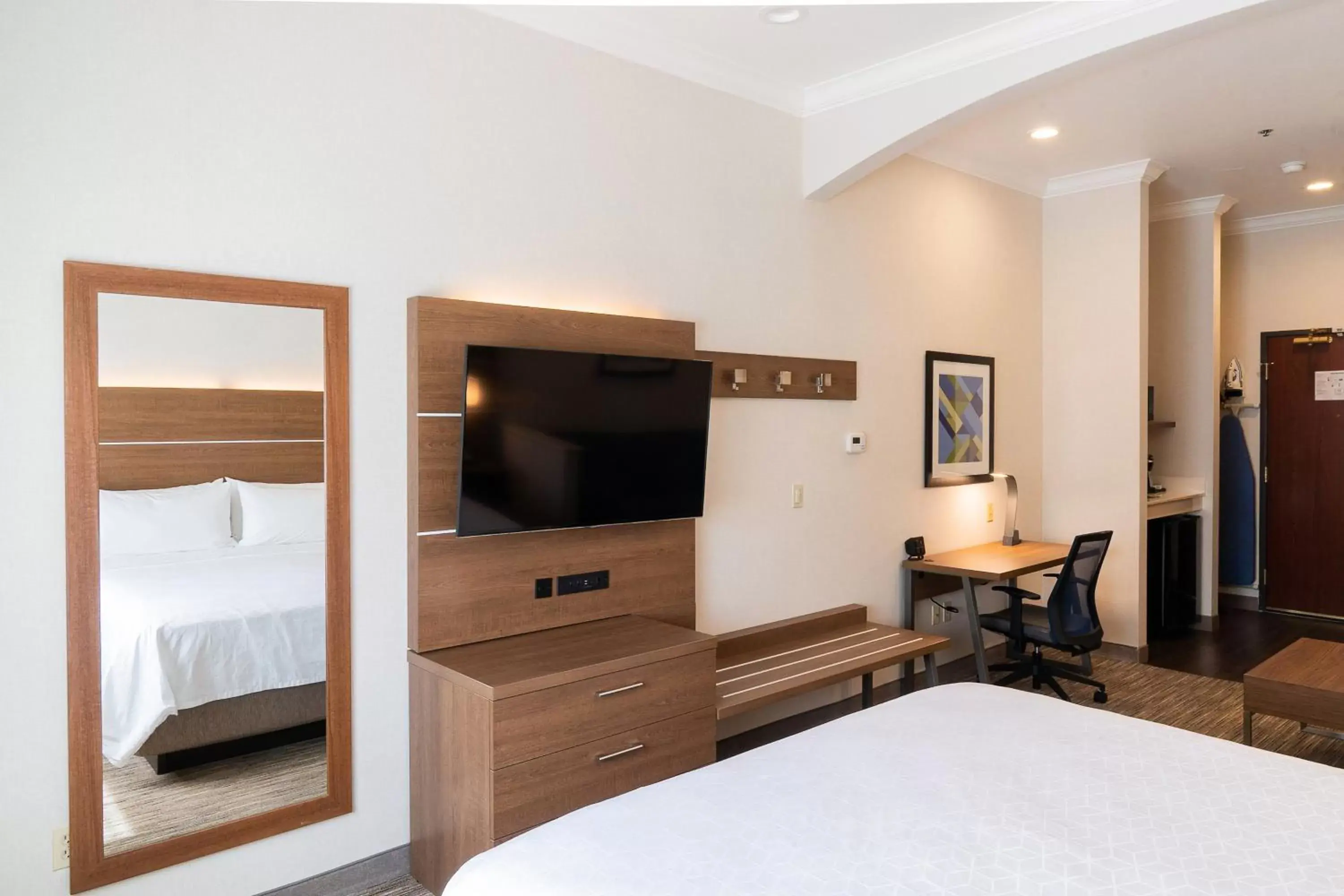 Bedroom, TV/Entertainment Center in Holiday Inn Express Davis-University Area, an IHG Hotel