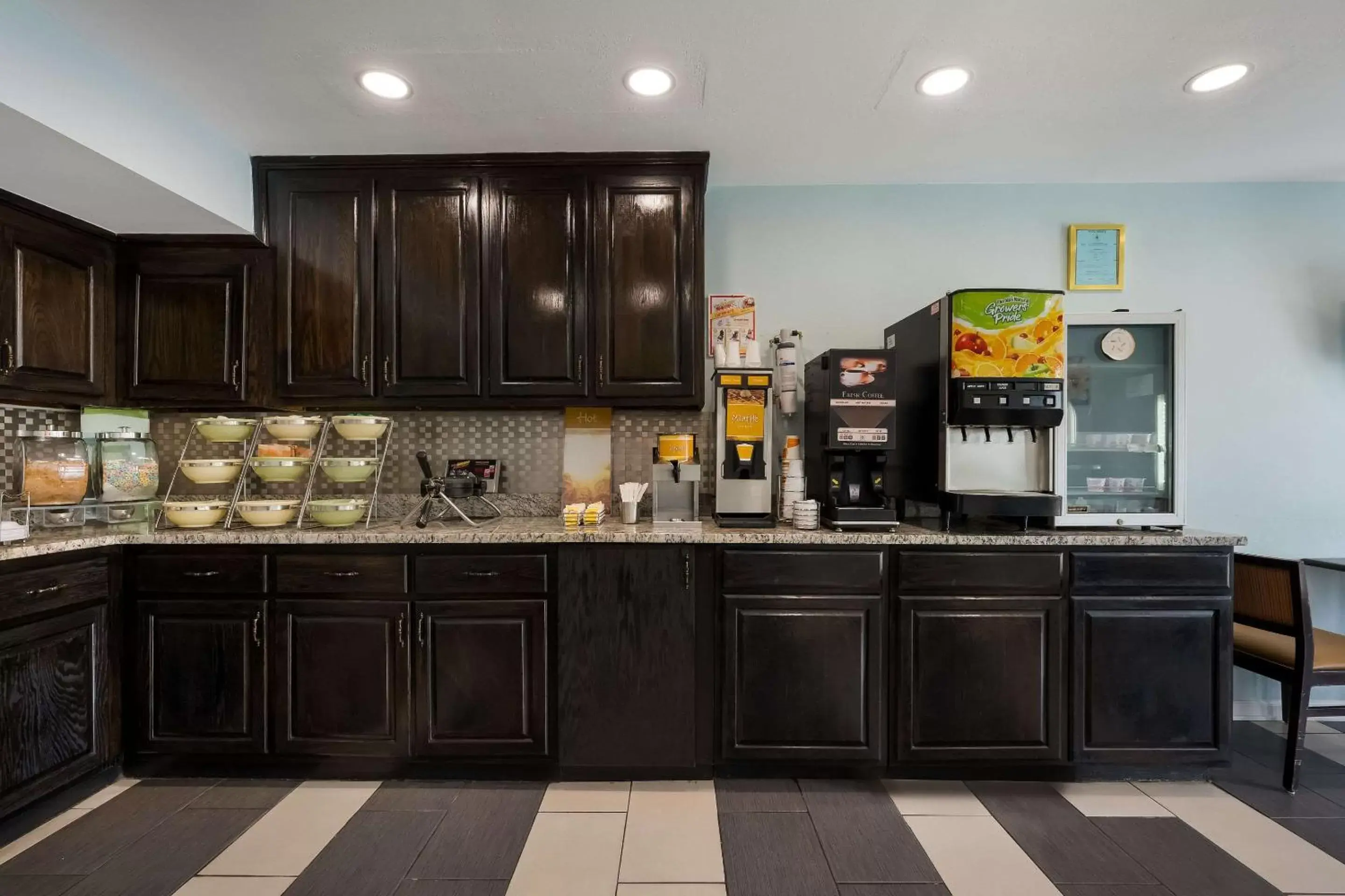 Breakfast, Kitchen/Kitchenette in Quality Inn Oxford Anniston I-20