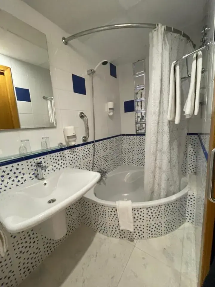 Bath, Bathroom in Hotel Tio Pepe