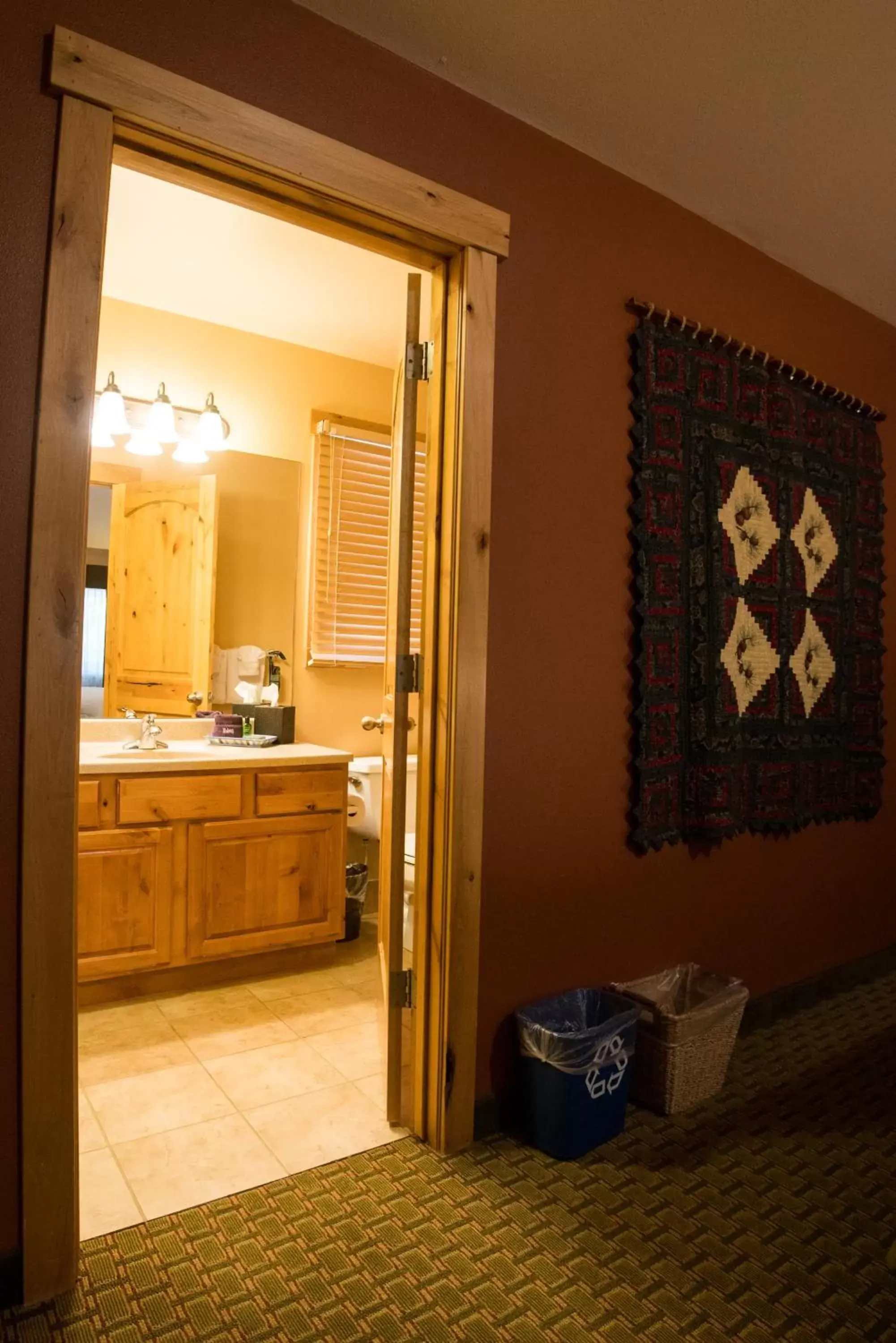 Bathroom, Kitchen/Kitchenette in Silver Moon Inn